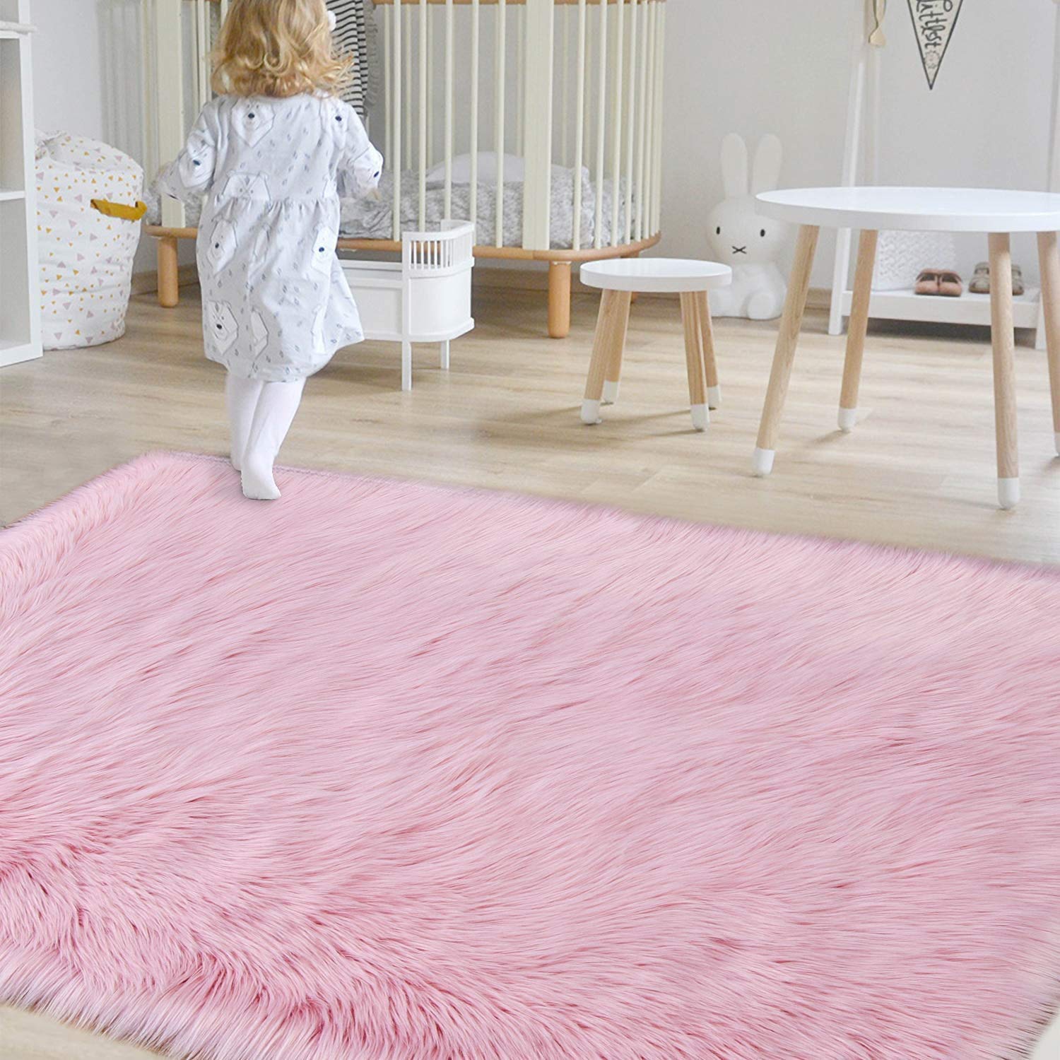 Tapis moderne à poils longs en peau de mouton - 70 x 90 cm - Tapis en peluche douce pour chambre de fille - Tapis de sol confortable à poils longs de 6 cm - Tapis décoratif tendance pour la maison