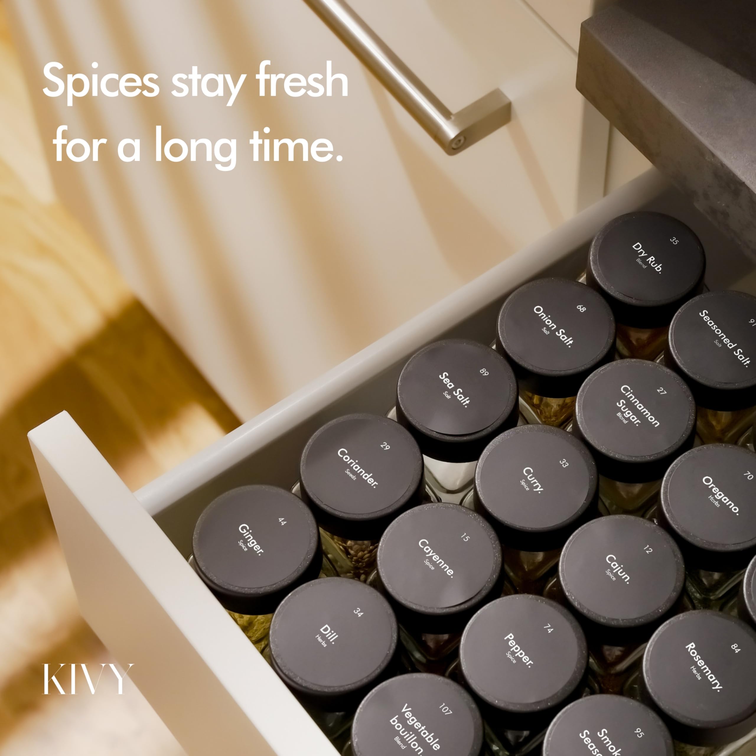 KIVY Lot de 24 pots à épices vides avec bac à saupoudrer [24 x 120 ml] + 240 étiquettes étanches – Bocaux à épices carrés hermétiques – Noir