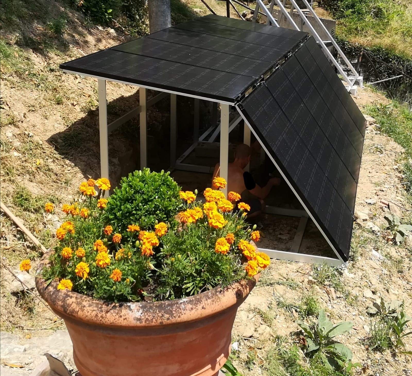 struttura accoppiabile ed orientabile per pannelli solari fotovoltaici. che consente il posizionamento a terra in giardino, su piazzali o tetti piani, tecnidea S1solar