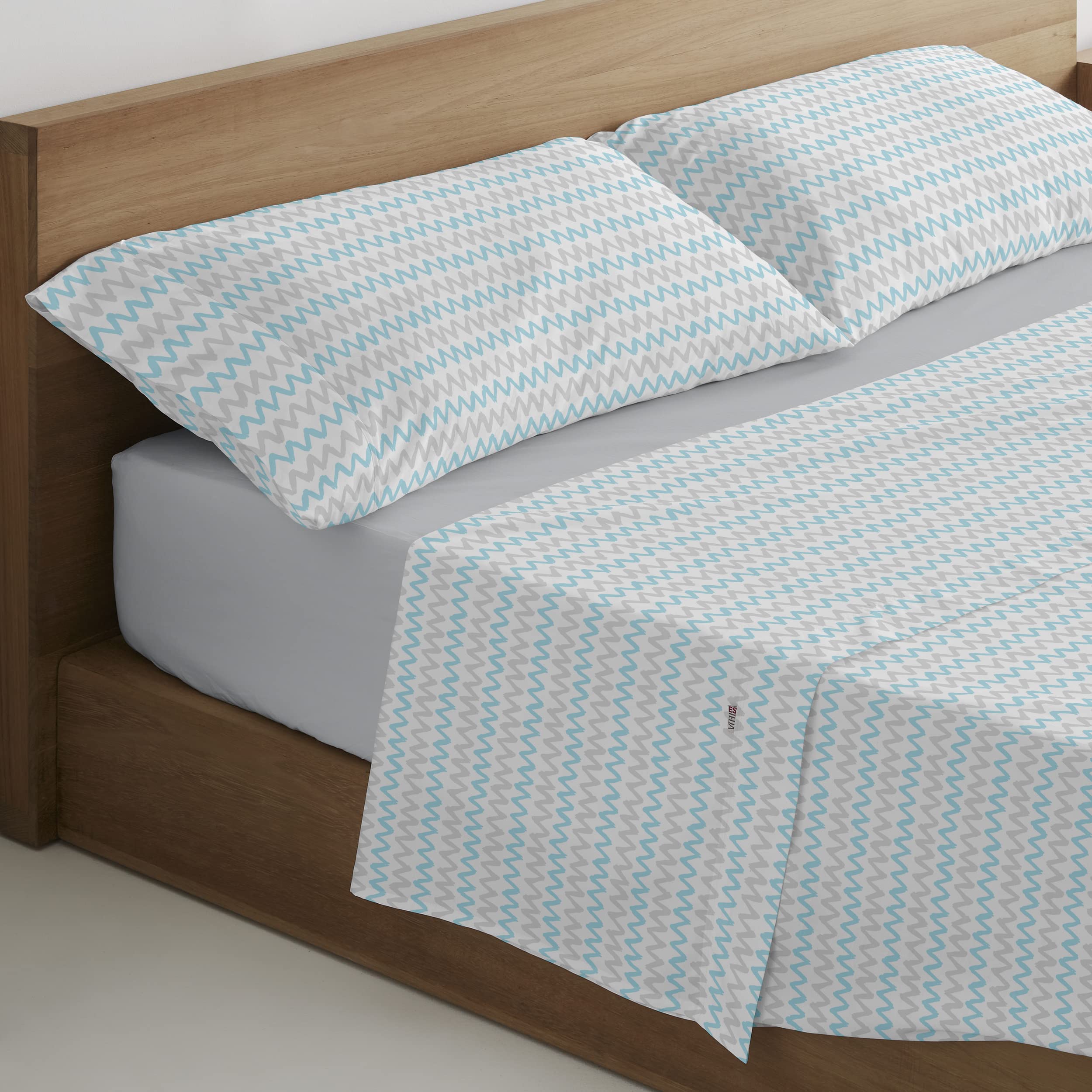 Juego de sábanas Cloe color azul. Cama de 180 cm. 4 piezas