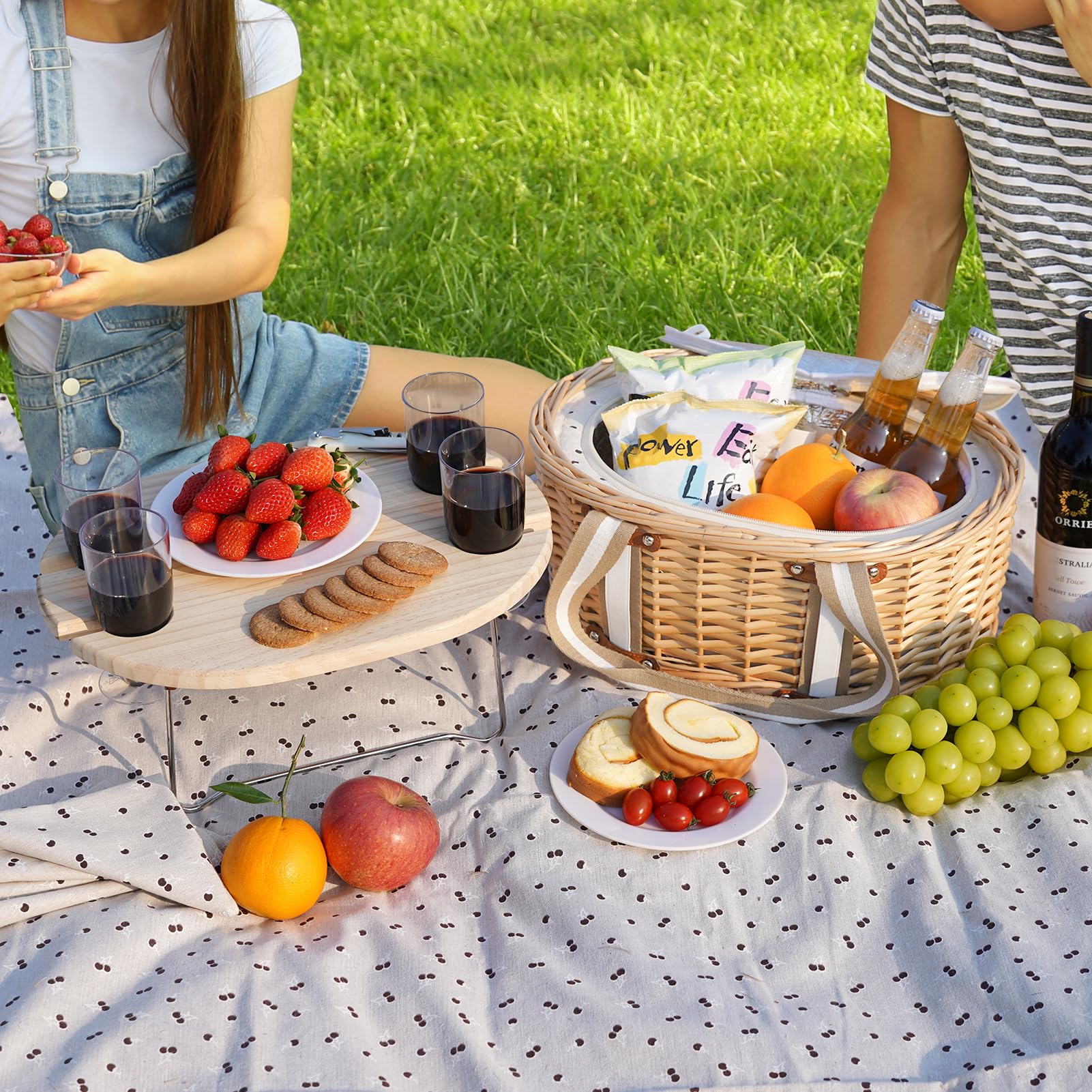 Juego de canasta de picnic para 4 personas, cesta de picnic aislada de mimbre con mesa de vino plegable, kit de picnic de vino con forro para parejas, camping, al aire libre, San Valentín