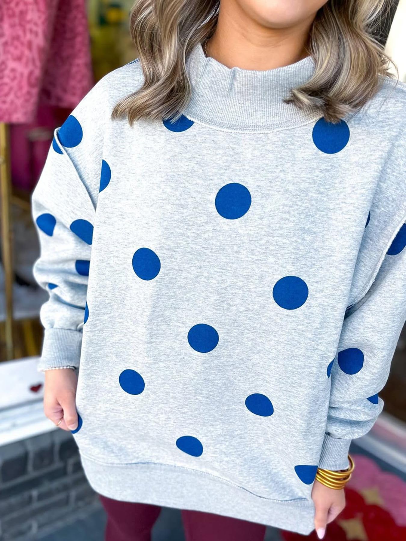 Felpa da donna a pois con collo alto, con spalle cadenti