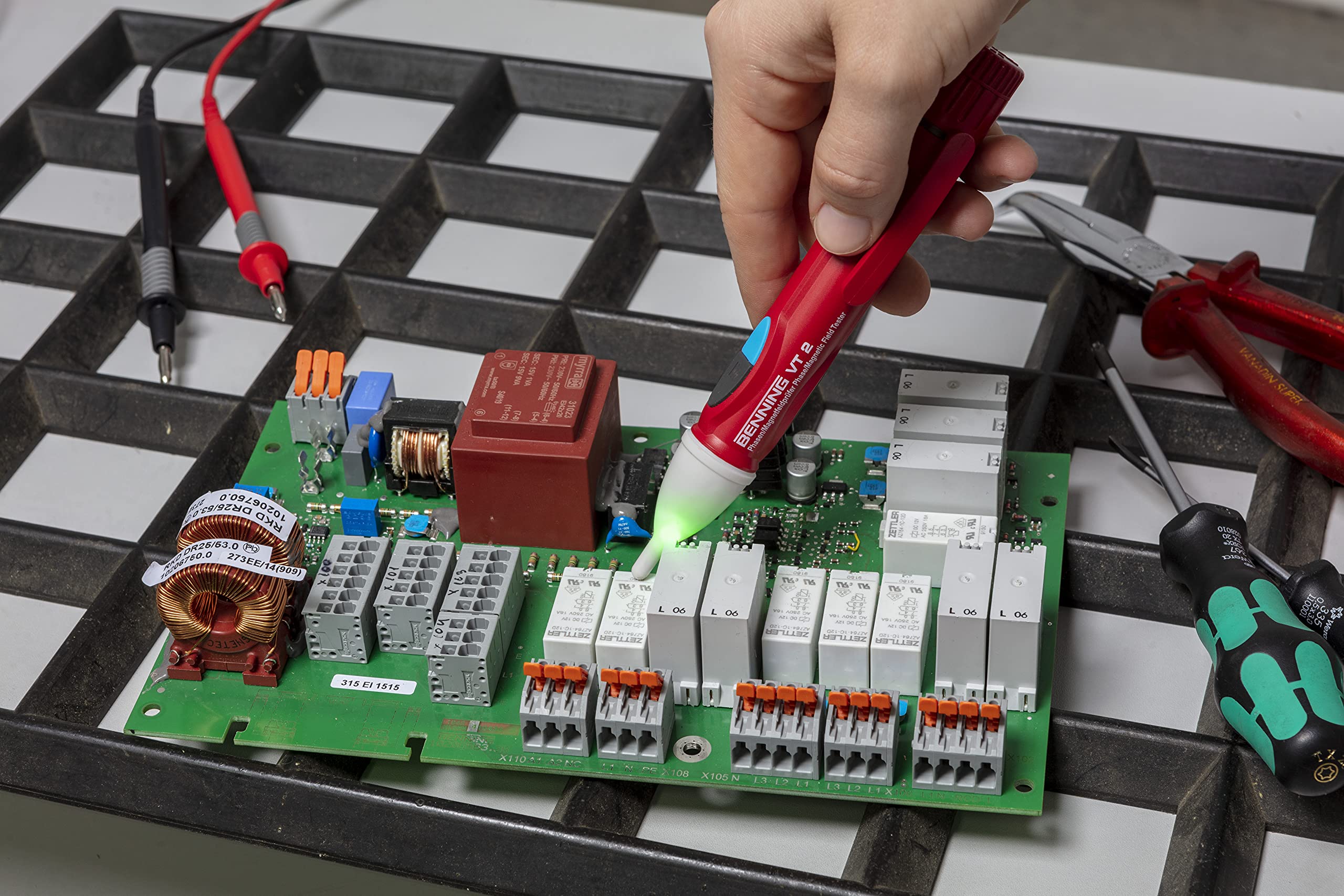 BENNING VT 2 44055 - Tester di fase e campo magnetico senza contatto (intervallo di misurazione della tensione 12 V/200 V - 1000 V AC, tester di fase per prese/avvolgicavo, ecc.)