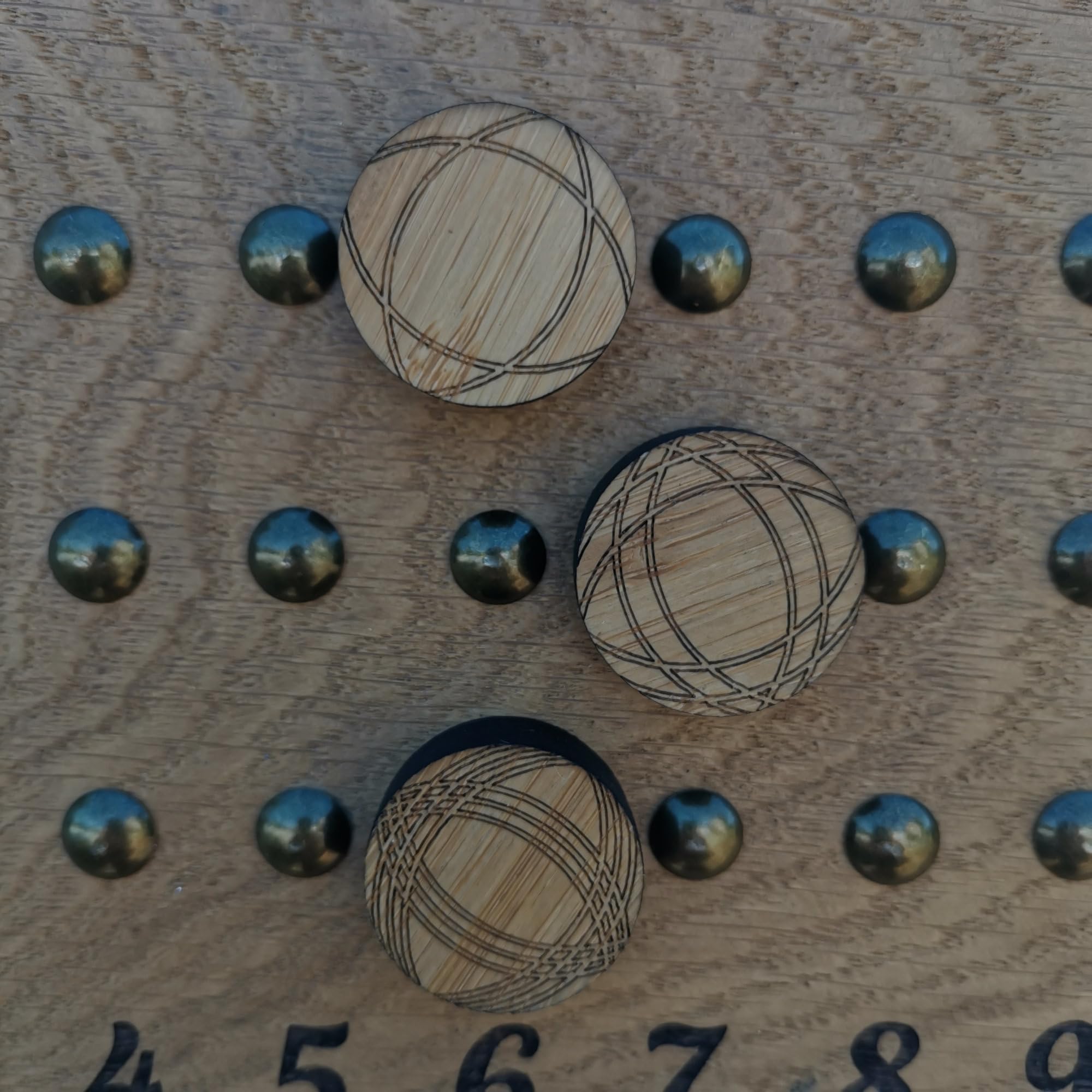 Tit'Adel Tableau de Score pétanque 3 Joueurs avec pions aimantés – Compteur de Points en Bois Massif – Fabrication Artisanale en chêne – Personnalisable – Idée Cadeau pétanque