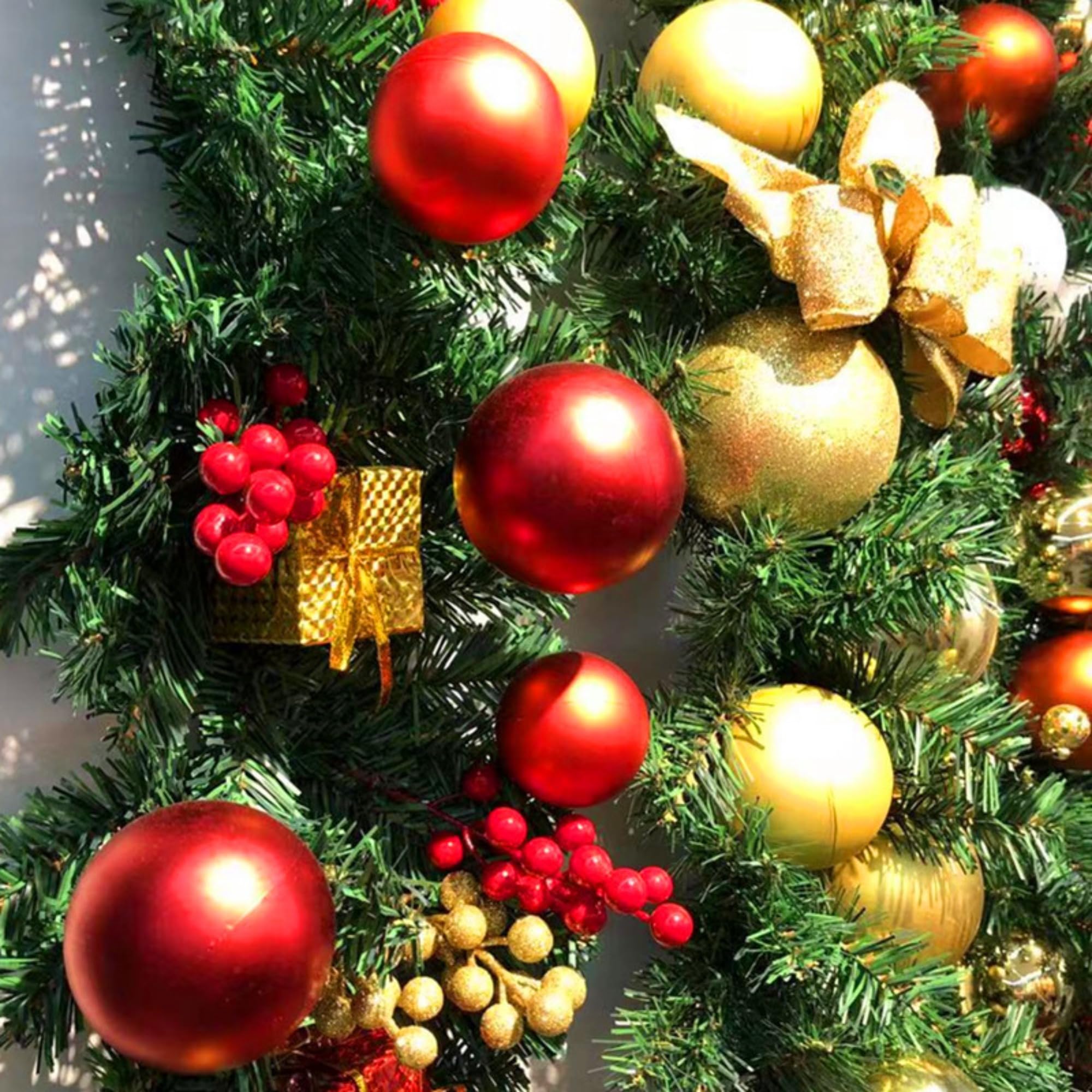 Weihnachtsgirlande, 270 cm Tannengirlande mit Tannenzapfen und Weihnachtskugeln, Weihnachtskranz für Weihnachtsdeko Innen und Außen, Treppengeländer & Türrahmen (Rot)