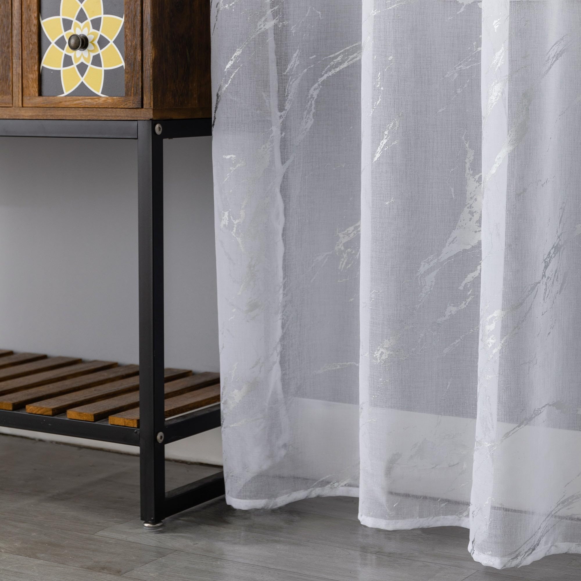 GIRASOLE HOME Coppia Tende Favignana Filtranti Fantasia Argentata Effetto Marmo 2 Pannelli da 140x150cm con Occhielli, Bianco