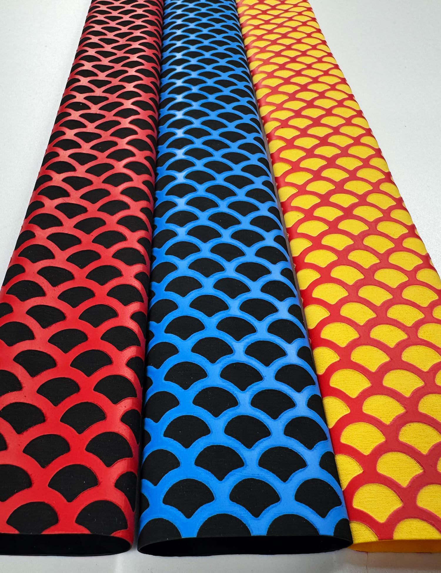 Accering Gaine thermorétractable bicolore motif écailles de poisson – Base noire avec texture rouge, 35 mm – Imperméable et antidérapant pour poignées d'ustensiles de cuisine/équipement