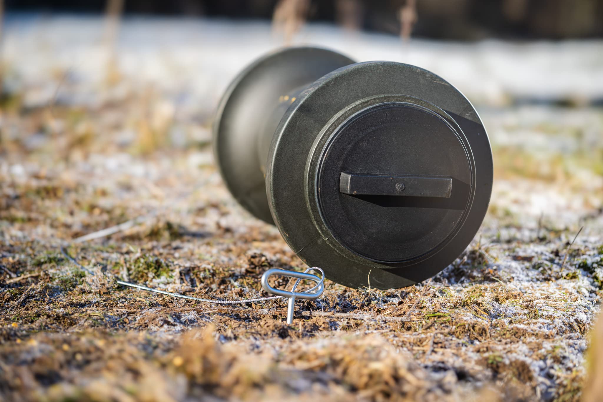 EUROHUNT Futtertrommel 2.0 inkl. Bodenanker und Befestigungsseil, mit Schnellverschluss und Messingringen verstärkt, braun, (max. Füllmenge: 38kg)