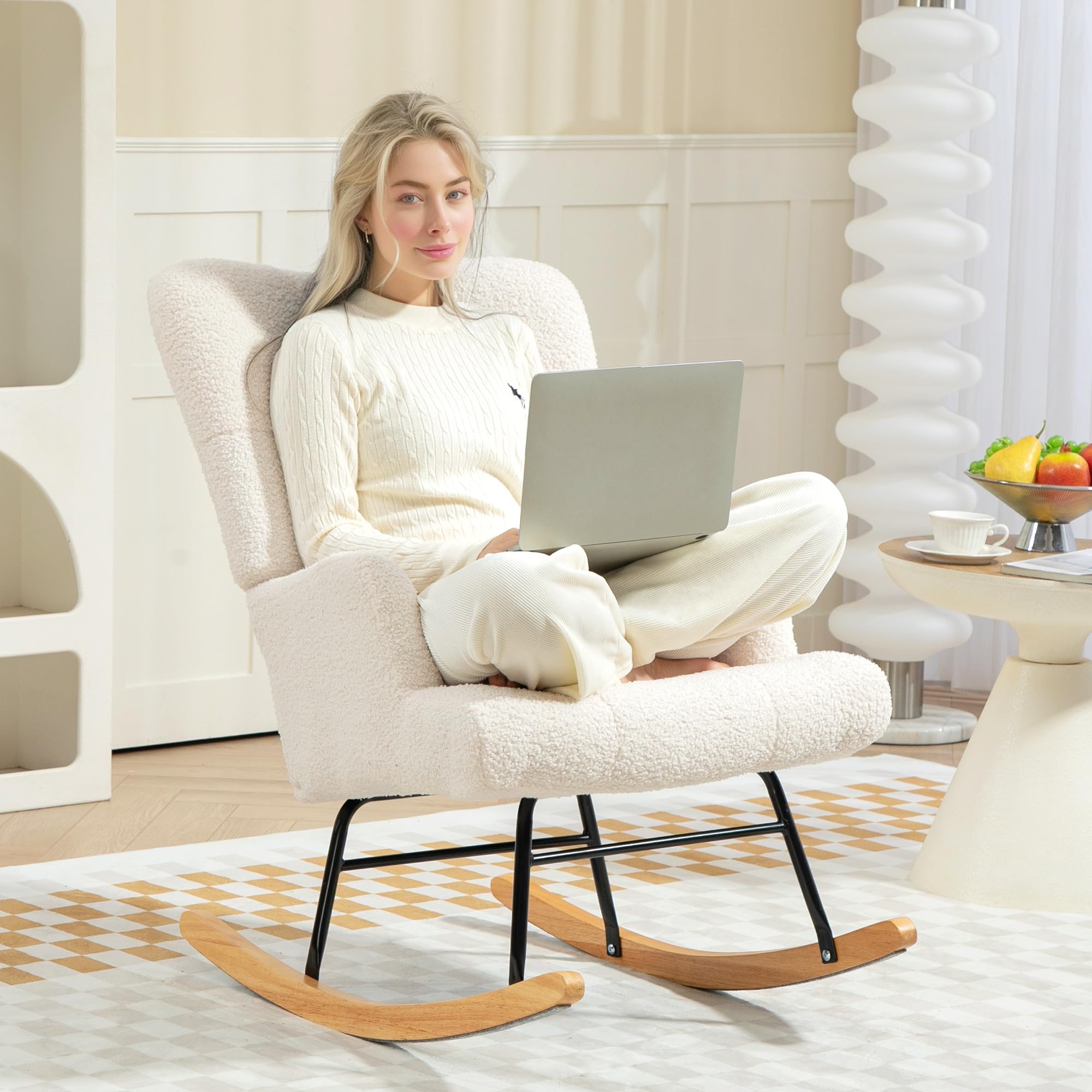 HOMCOM Silla Mecedora, Mecedora de Terciopelo de Teddy con Respaldo Alto, Patas de Madera de Caucho, Reposabrazos, Estilo Moderno, Sillón de Lactancia, Carga 120 kg, para Dormitorio, Salón, Crema