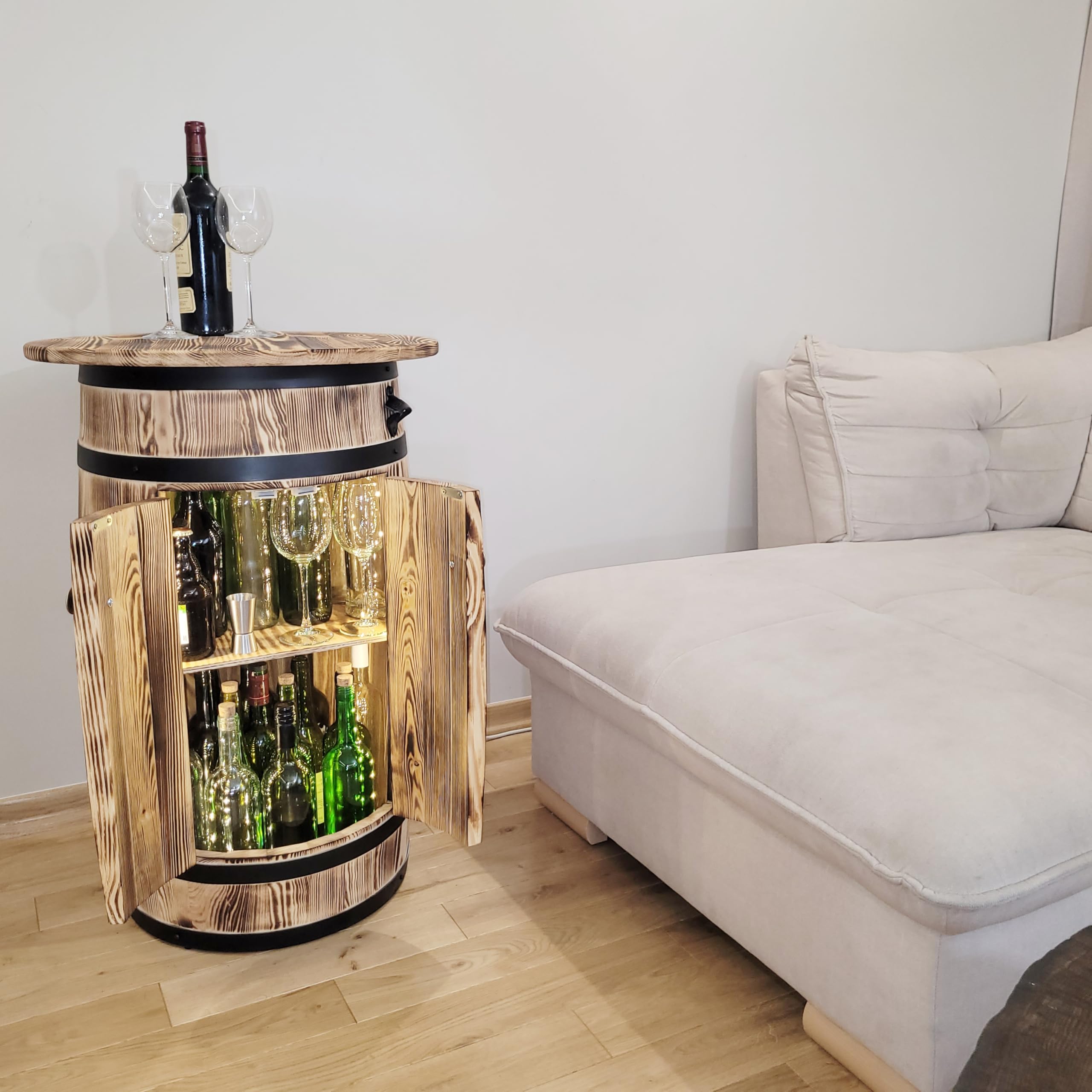 weeco Holzbarfass mit Ablage und LED-Beleuchtung für Alkohol und Gläser – rustikaler Stil, mit Türen und Flaschenöffner, handgefertigt aus Kiefernholz 80x55x40