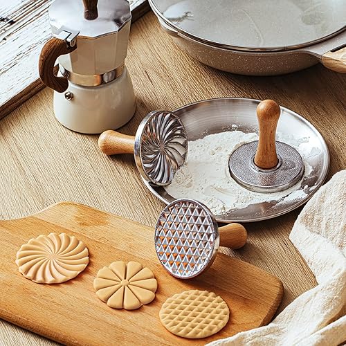 Miniatura 4 de Wenqik 3 sellos de galletas redondos de metal para cortar galletas de Navidad con mango de madera, molde para sello de galletas en relieve,