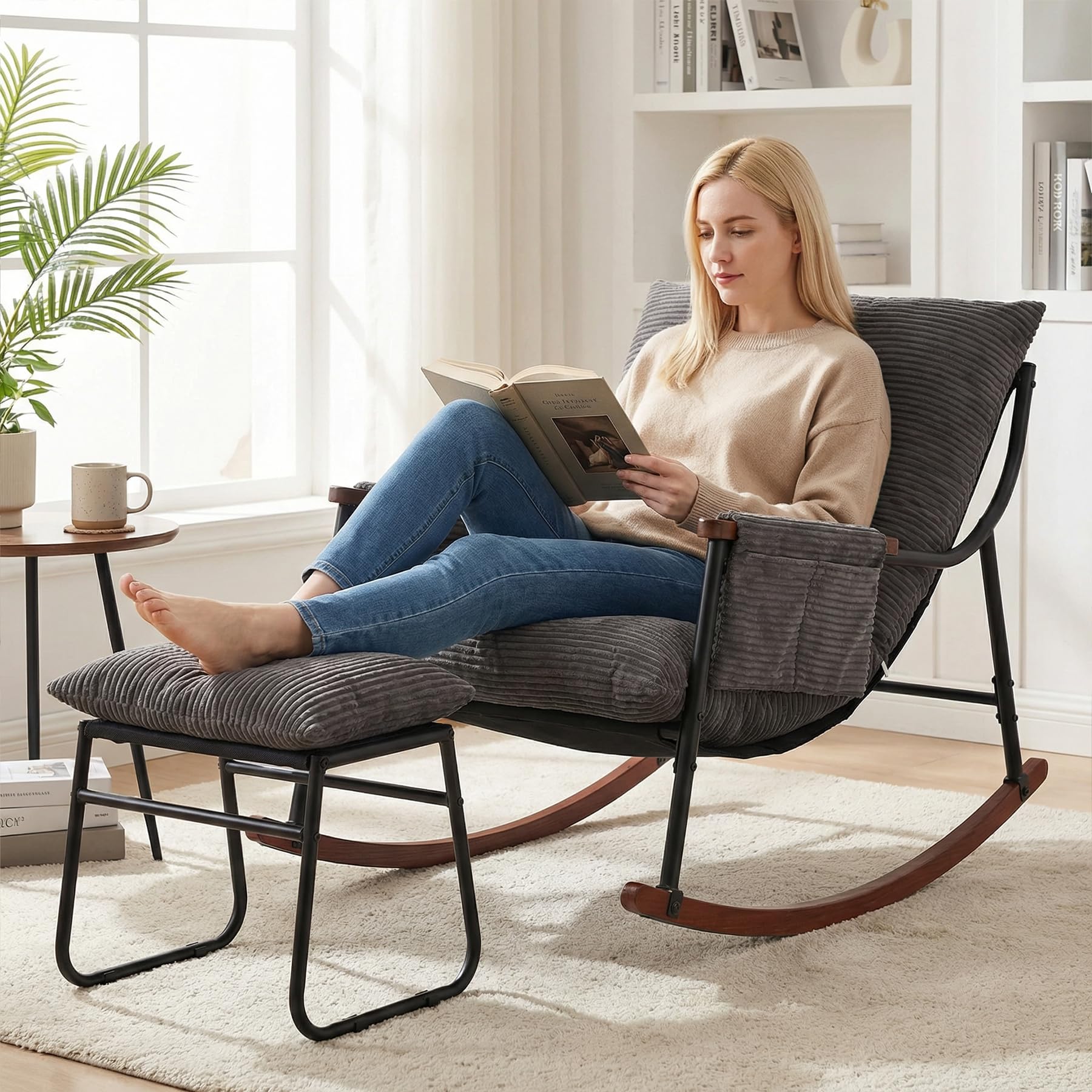 Fauteuil à Bascule Allaitement avec Repose Pieds, Poche latérale, Accoudoirs et Bases en Bois, Rocking Chair pour Salon, Chambre, Balcon, Chambre Bebe,Nursery, Tissu rayé, Marron