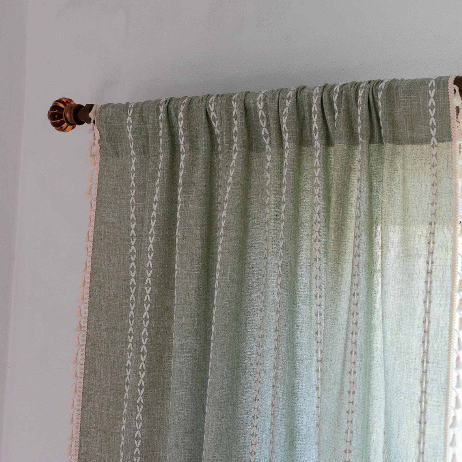 Eleganckie zielone zasłony półzaciemniające z haftem i frędzlami, 140 x 240 cm, idealne do salonu, sypialni lub patio – 1 sztuka z przelotkami u góry