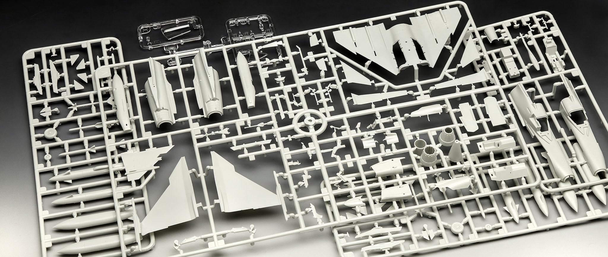Revell 63776 - Modellino Saab JAS-39C Gripen in scala 1:72, non costruito/non verniciato, in plastica, con accessori