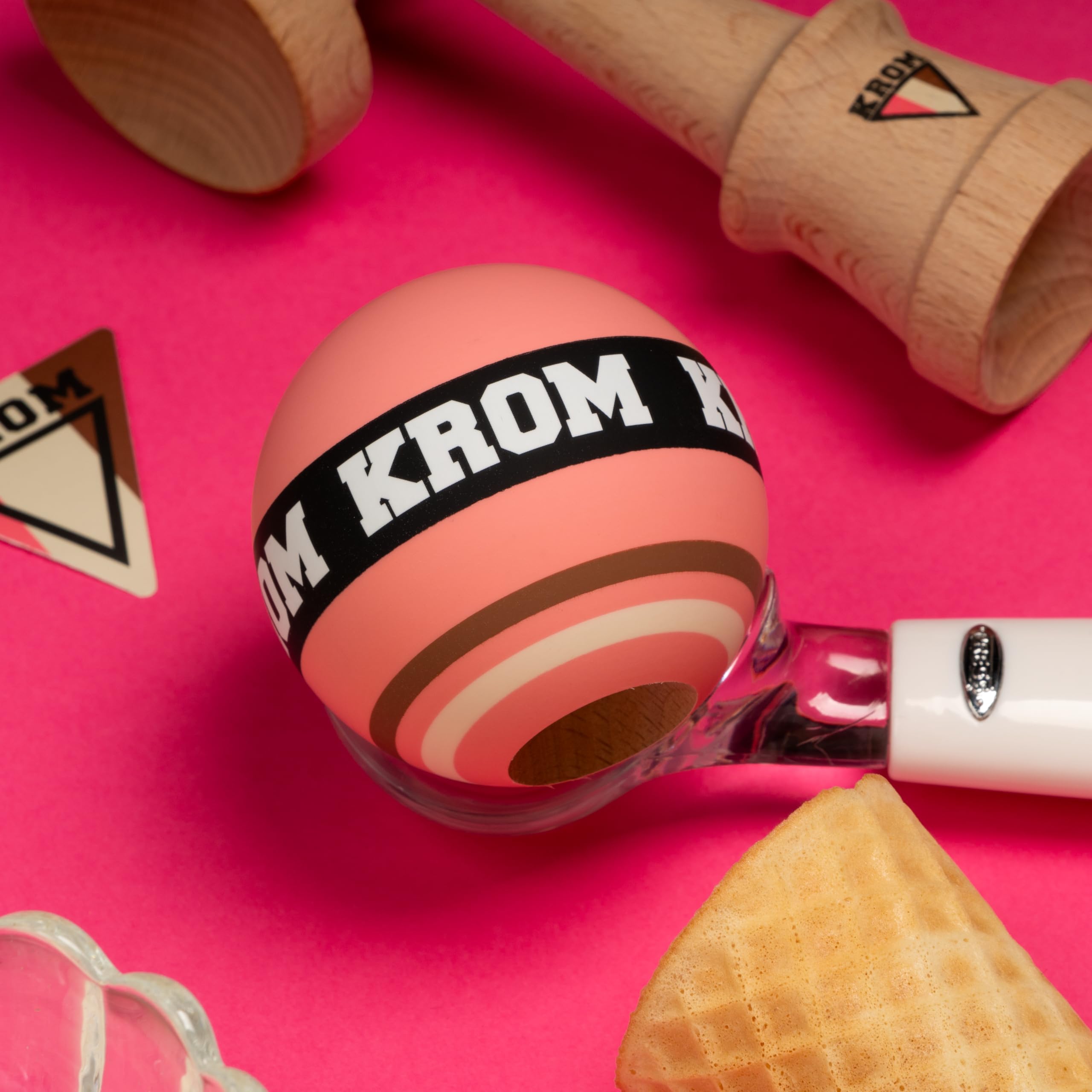 KROM Kendama STROGO Neapolitan Strawberry – Kendama de Madera para Principiantes y Jugadores avanzados – Juego de Habilidad para Uso Interior y Exterior – Juguete de Madera con Cuerda y Bola