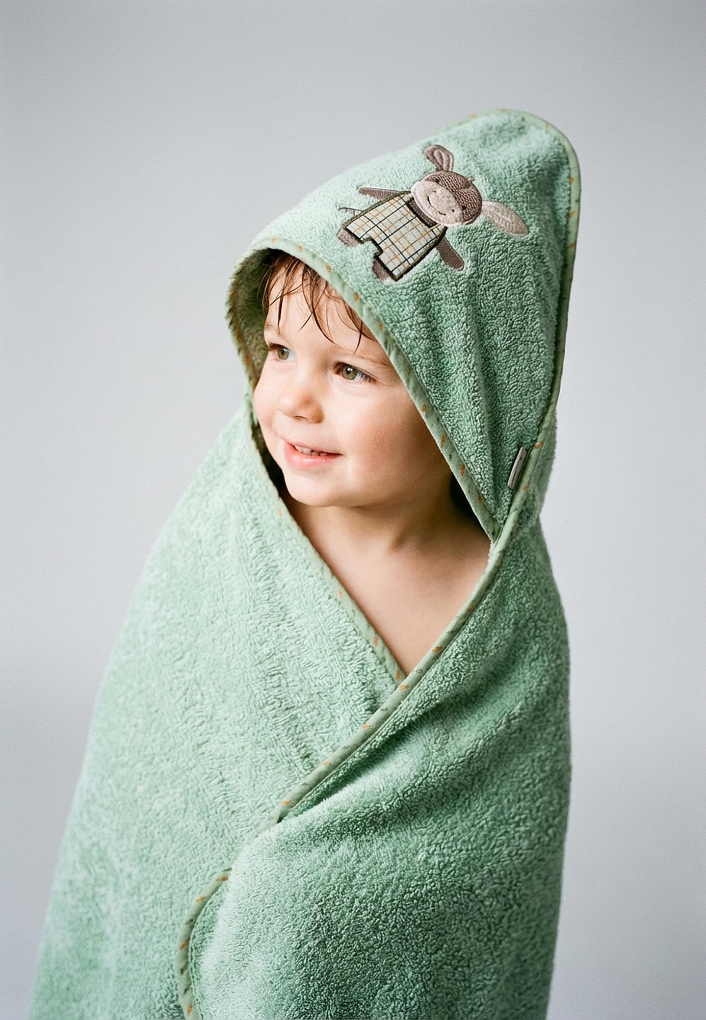 Sterntaler Kapuzenbadetuch Esel Emmilius, geeignet ab Geburt, weiches Frottee-Badetuch mit Kapuze und appliziertem Esel Emmilius Motiv, kuschelig nach dem Baden – Grün – 100x100x0,5 cm