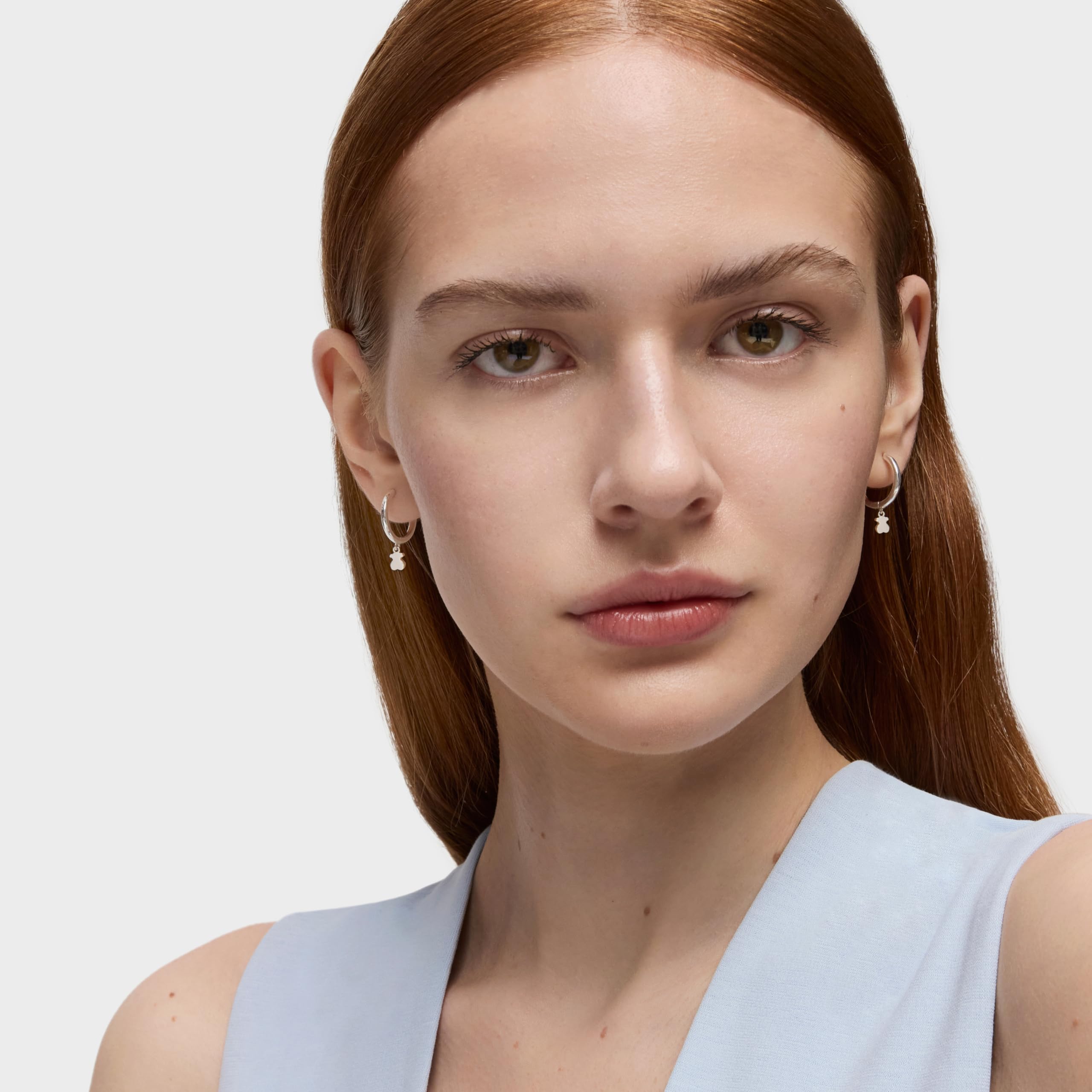 TOUS Pendientes de Aro de Plata de Primera Ley para Mujer con Diámetro de 1,5 cm y Motivos de Oso Cierre de Presión, Elegante y Versátil, Colección Cool Joy