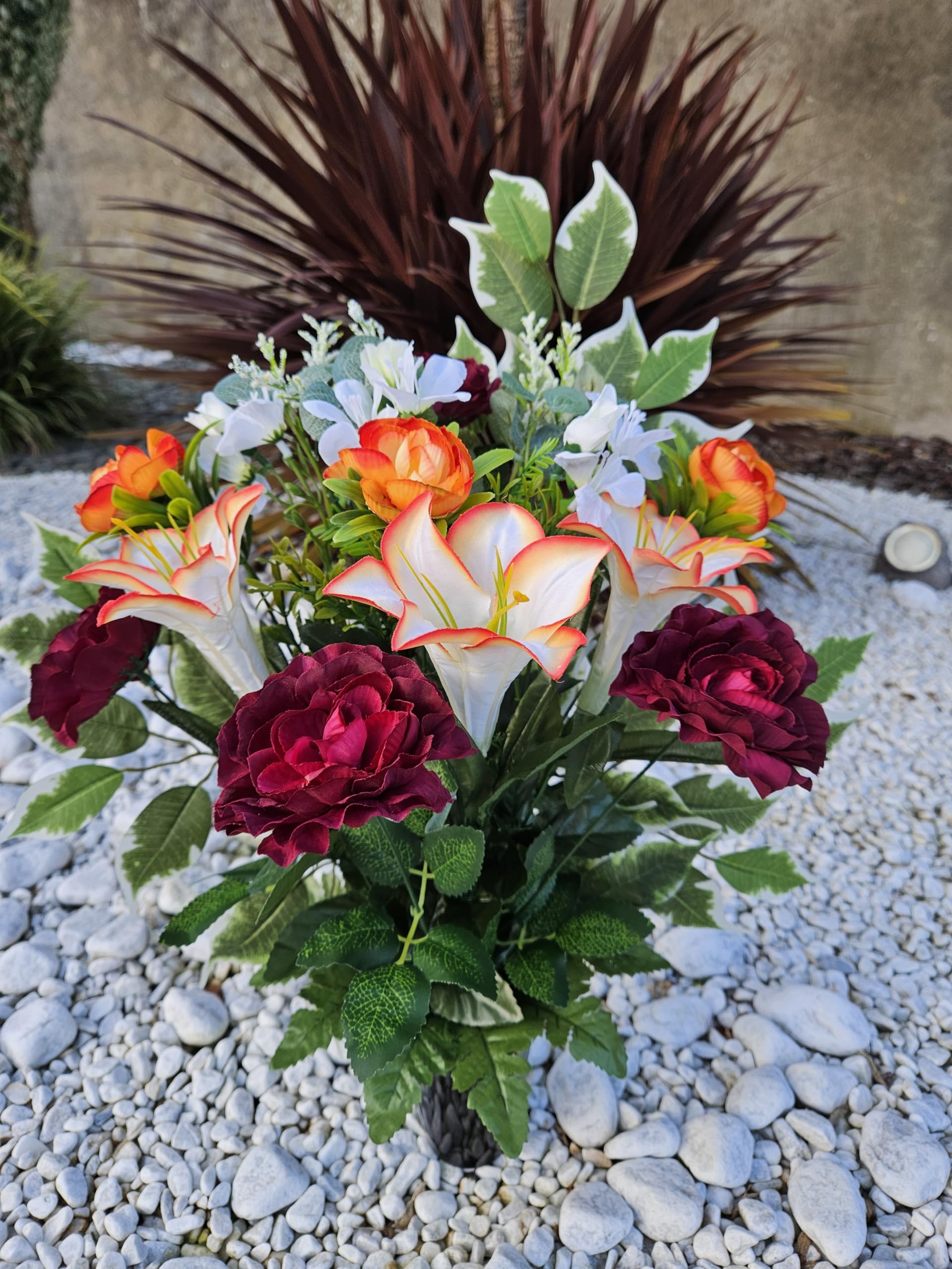 Composition de Fleurs Artificielles en Cône Lesté Ciment pour Une Parfaite Tenue à L' extérieur. Réalisé par nos Soins, Réalisé par nos Soins, Fleurs de Qualité.