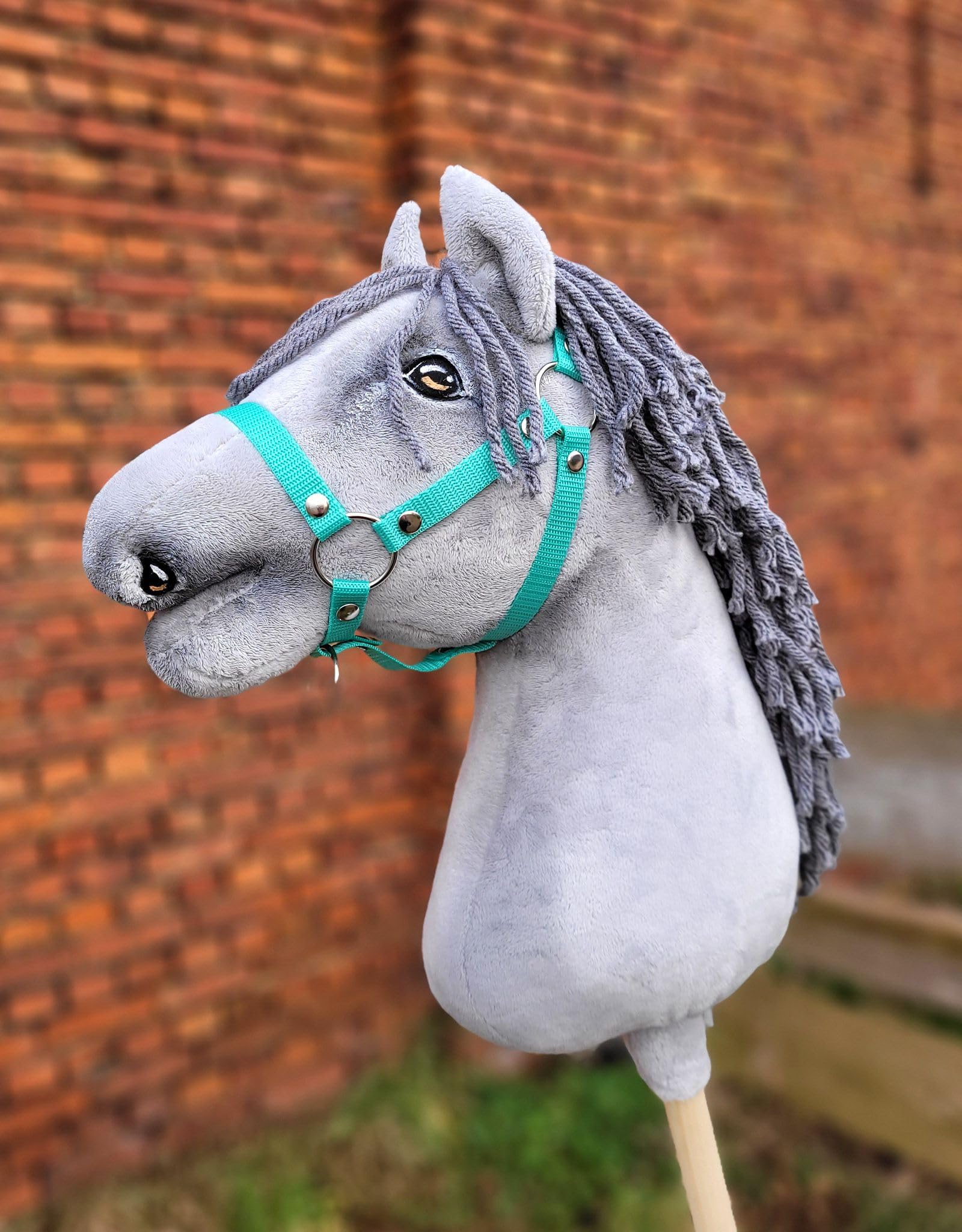 Cheval à Bâton Skippi Hobby Horse Gris – Grand Modèle Réaliste A3, Licol Et Rênes Inclus, Idéal Pour Compétitions Et Sauts