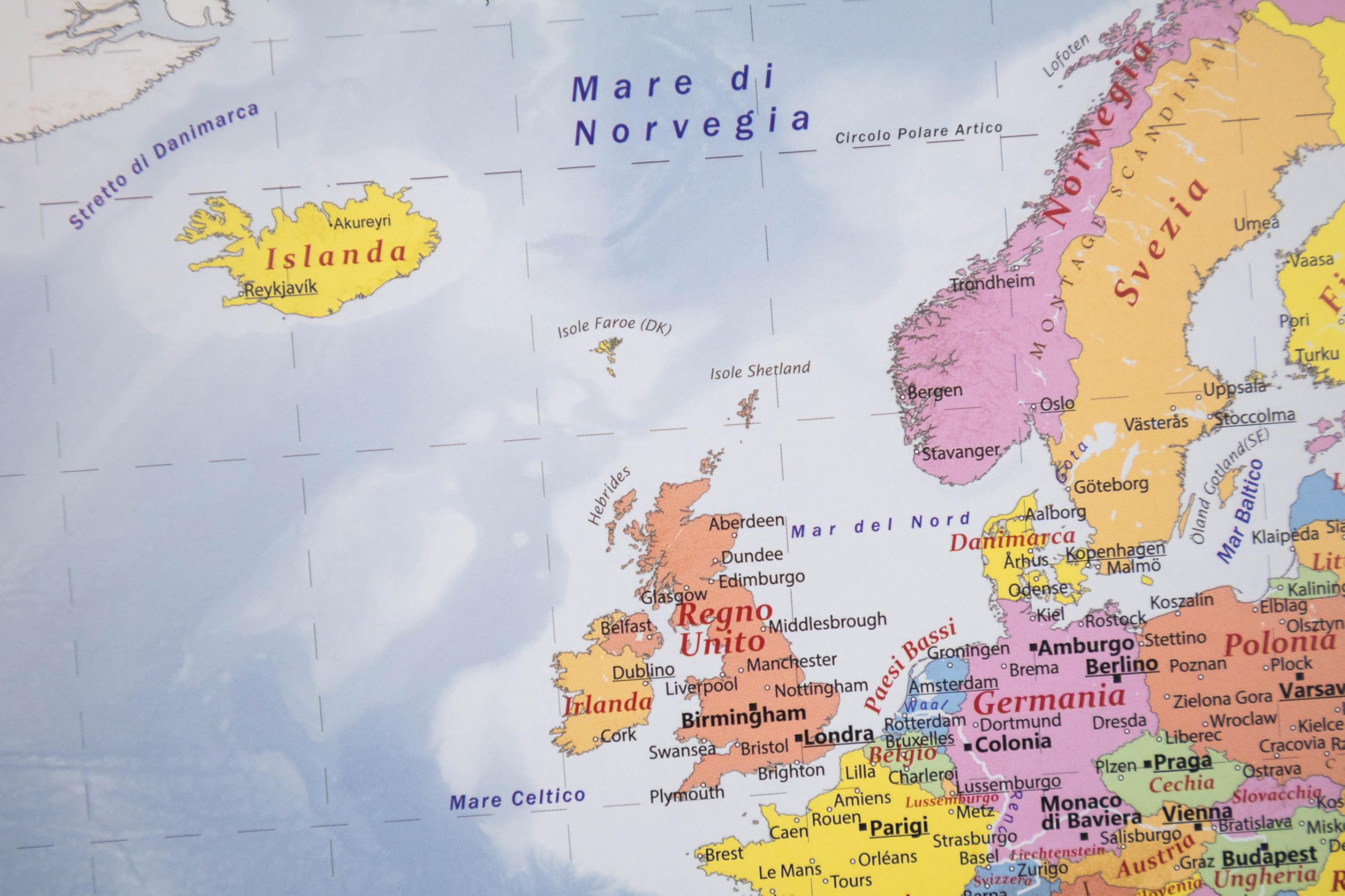 GeoMetro Mappa del mondo in italiano, laminata (scrivibile e cancellabile) con listelli in legno per appenderla + foglio di adesivi, 70 x 100 cm