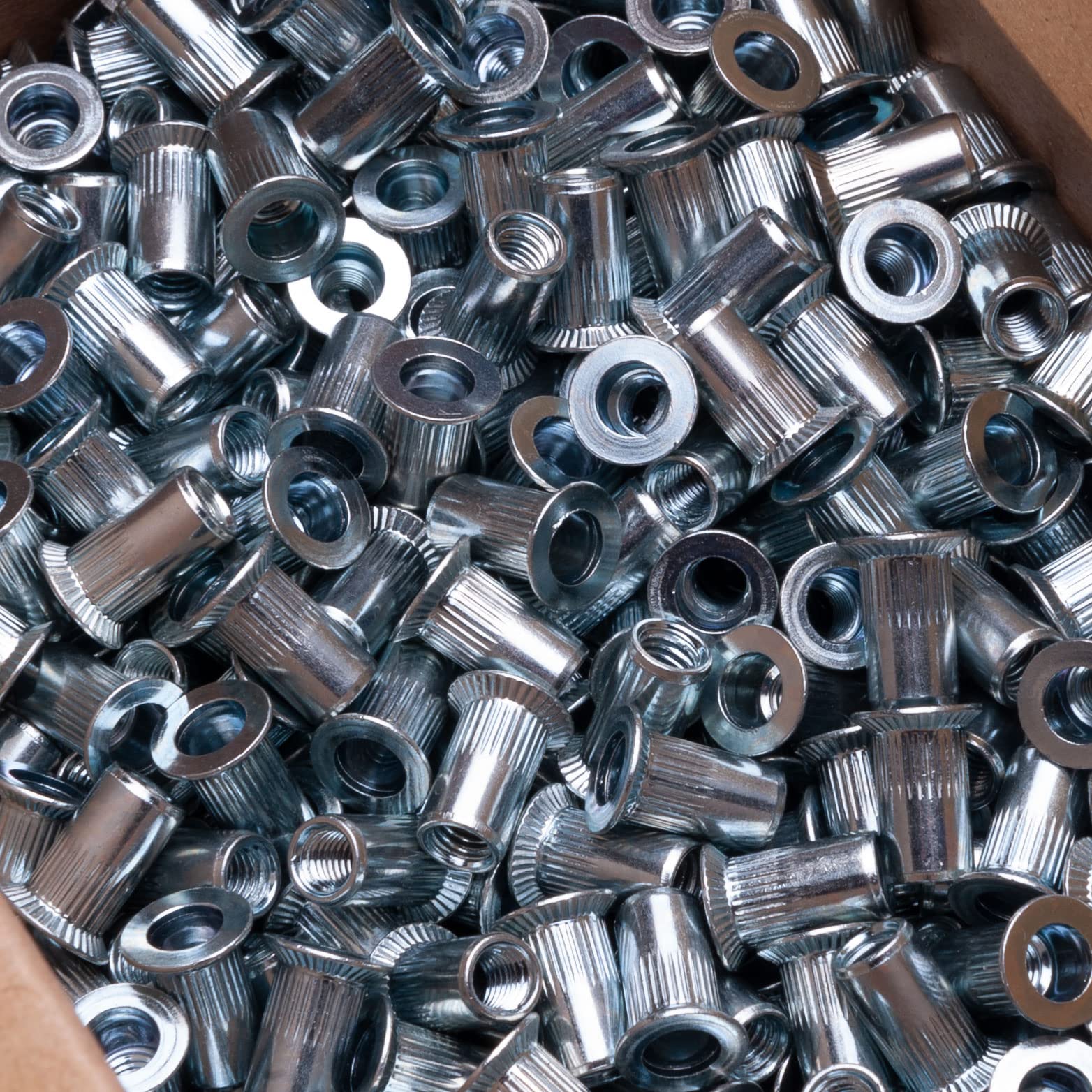 M4 Dadi per rivetti ciechi, inserto filettato aperto a corpo tondo scanalato a testa svasata, 4mm dado zigrinato in acciaio zincato, rivetto per acciaio, lega, rame, plastica (50 pz.)