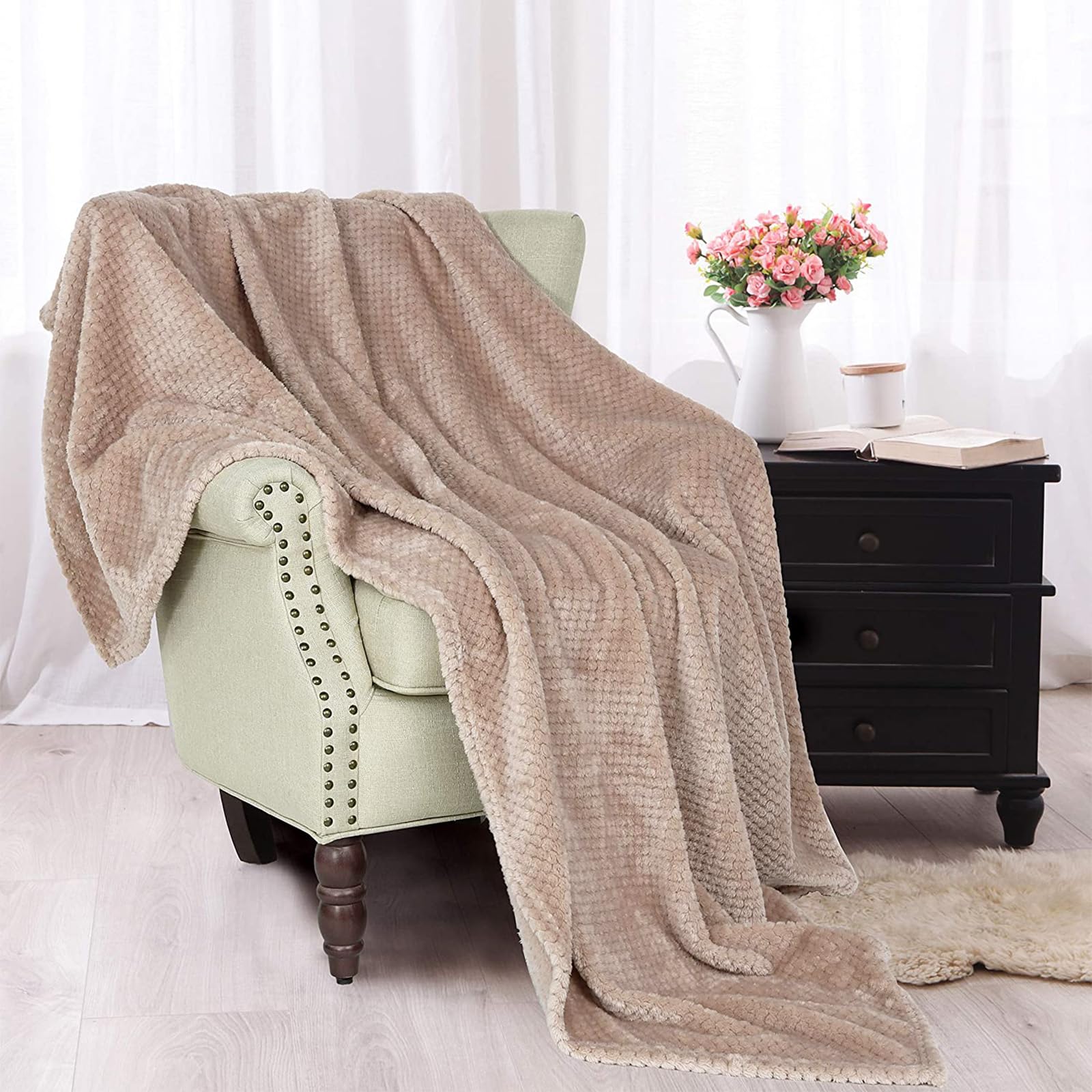 Manta decorativa de vellón, tamaño XL, muy suave y cálida, para sofá, sillón o cama, textura de punto gofre, cómoda, mullida y ligera (camel, 50 x 70 pulgadas) 3