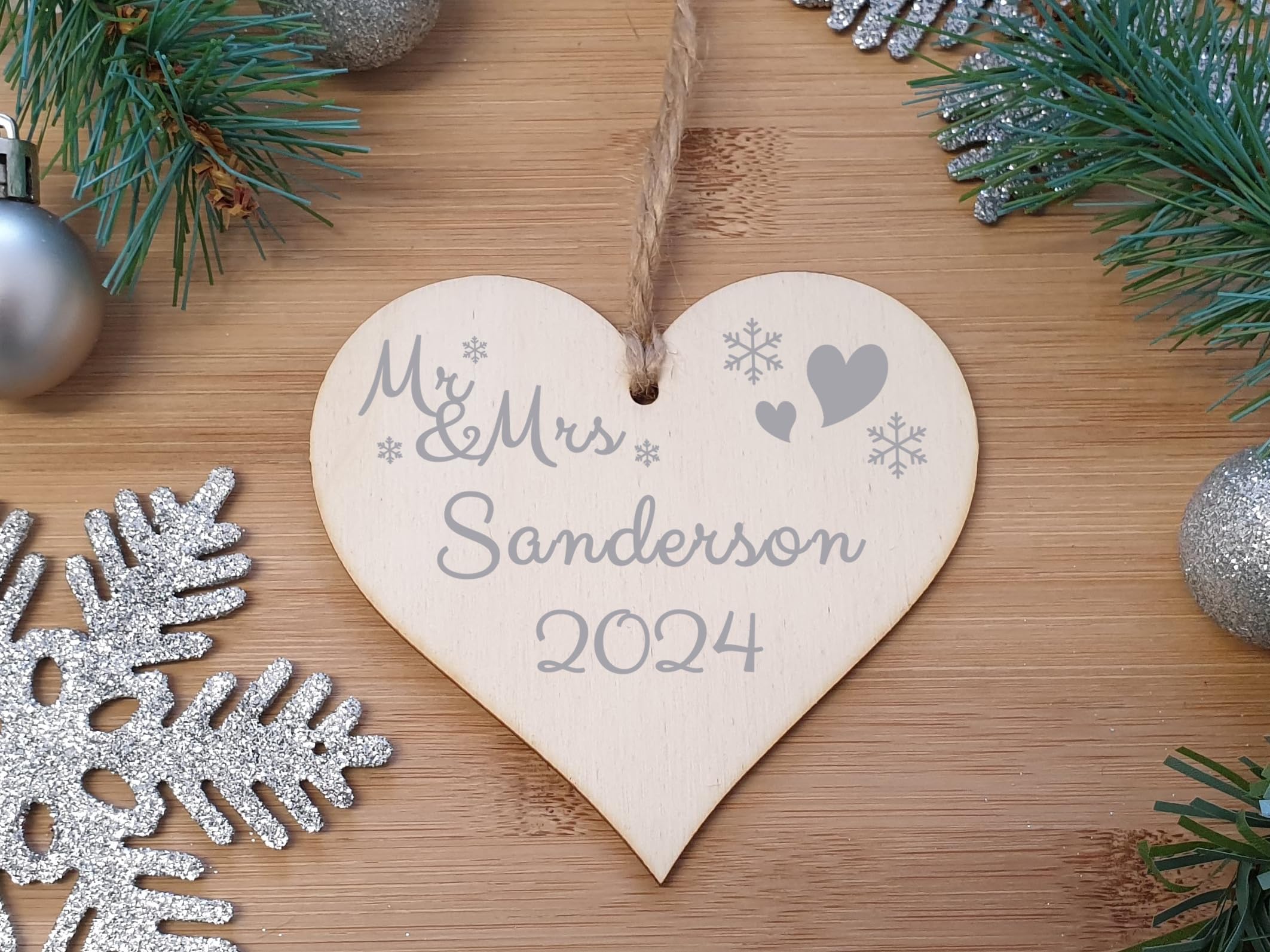 Personalisiertes, handgefertigtes Holzschild in Herzform, zum Aufhängen, Geschenk, um jemandem eine fröhliche Weihnachtskugel zu wünschen