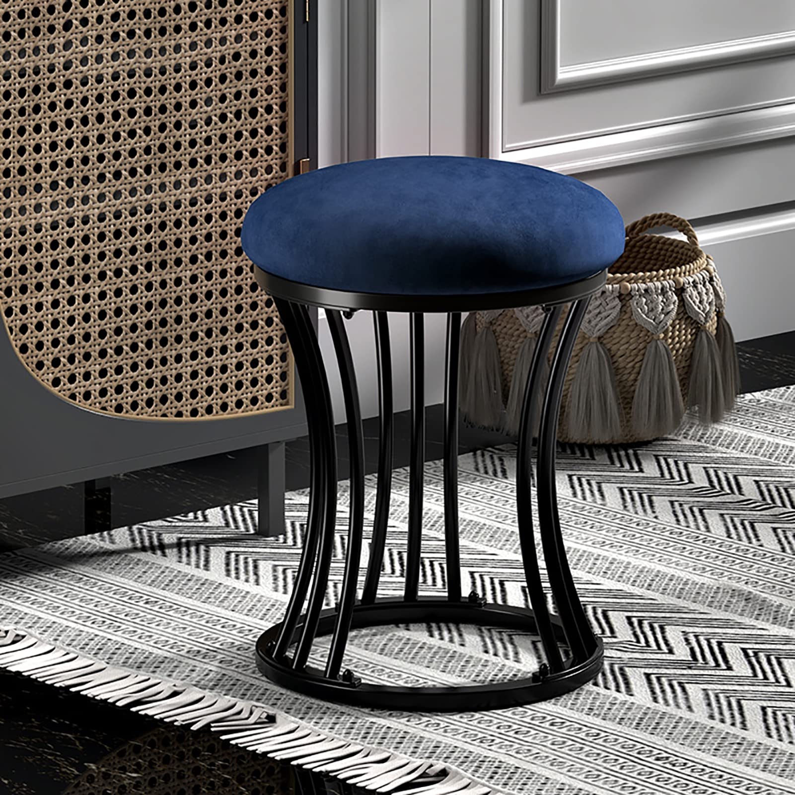 Taburetes de tocador modernos ideales para crear un vestidor funcional y elegante