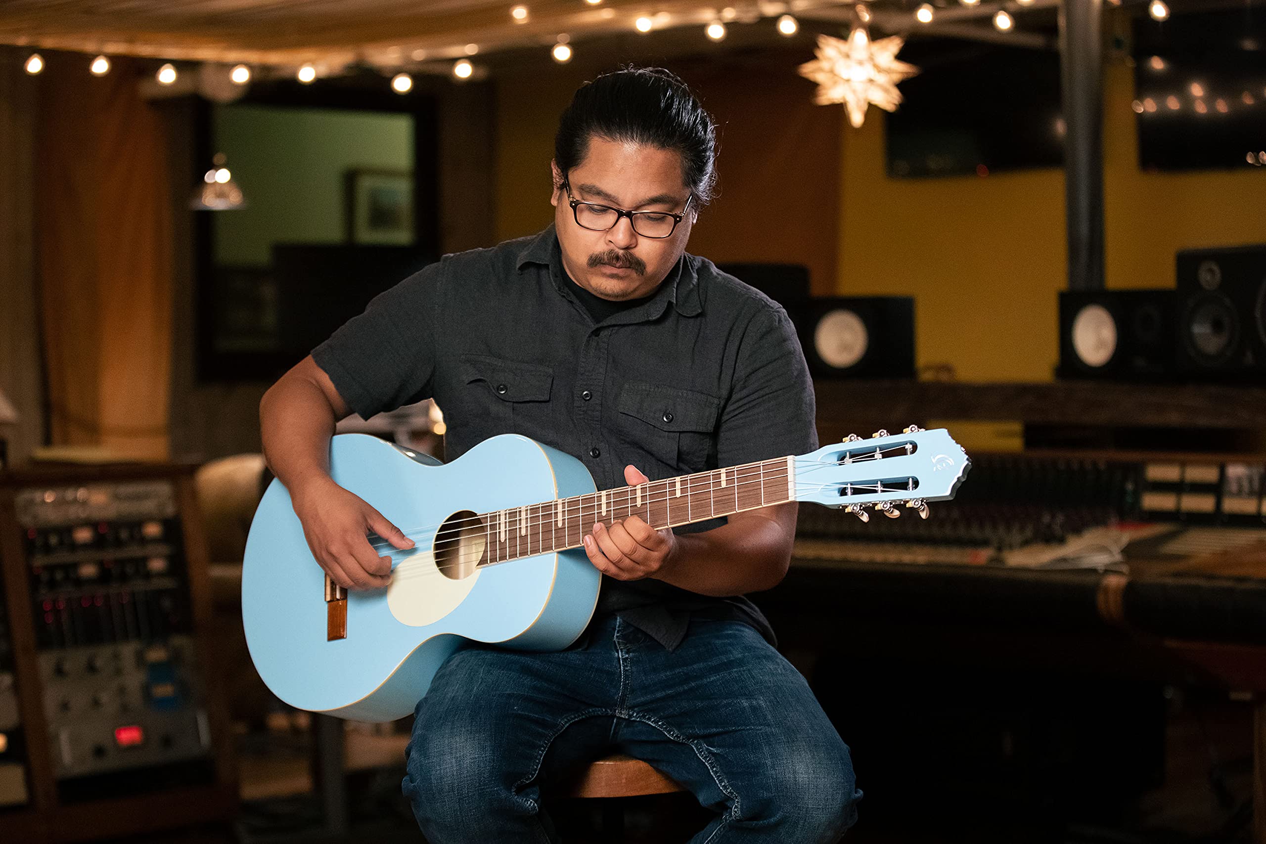 Ortega Guitars Chitarra Full Size - Gaucho Series - Corpo parlor - include Gigbag - Legno di Agathis / blue (RGA-SKY)
