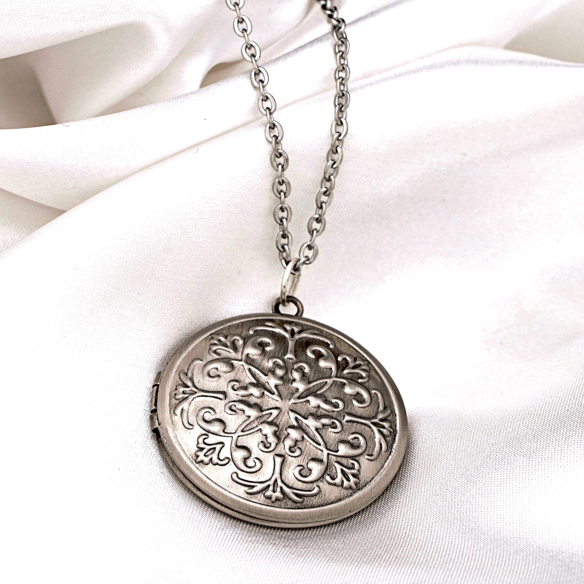 MadamLili - Personalisierbare Kette Foto Medaillon Amulett Aufklappbar - Kostenloser Fotoservice - Alt Silber Optik - Kette 70cm - Handgefertigt - Gravur Schmuck - Namenskette - Exklusive Schmuckbox