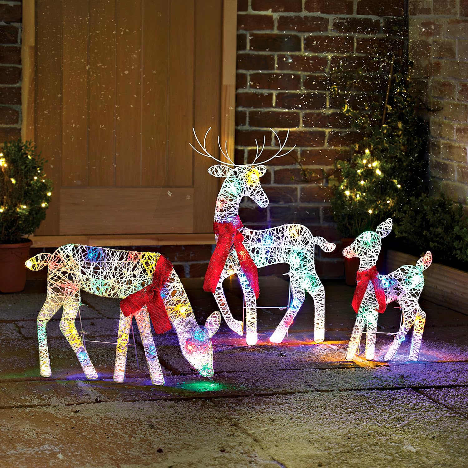 3 PAGEN® LED-Rentierfamilie 3-TLG. – Batteriebox mit IP44 Schutzart – LED-Rentier – farbenfrohe Weihnachtsdekoration – für drinnen & draußen – 6/18 Stunden Timer