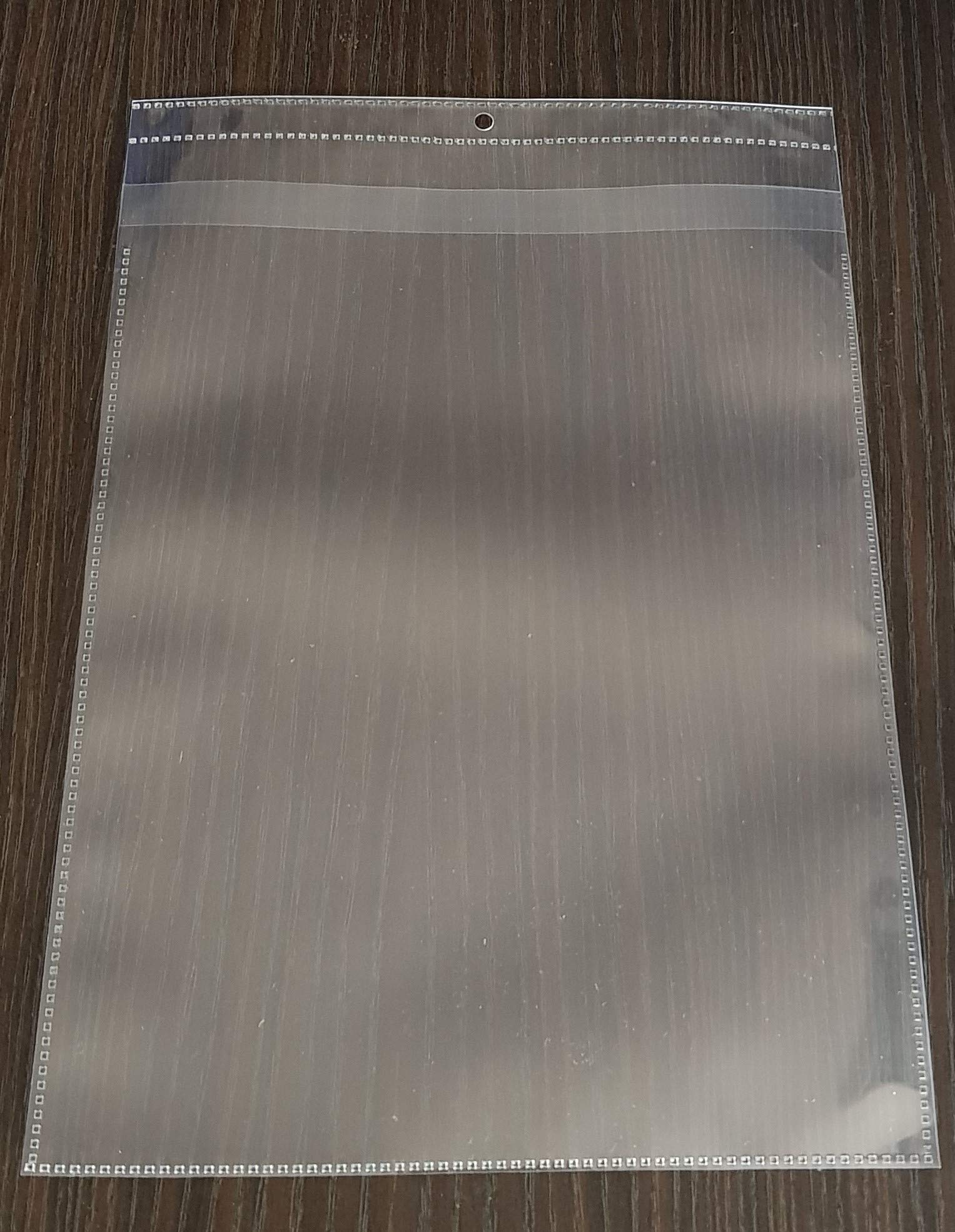 100x A4 Aufhängetasche mit Überfallklappe & Lochung | 100x A4 Sichttasche aus 145my PP. Glasklar, recycelbar. Mit Schutzklappe oben & Lochung mittig für Aushänge.