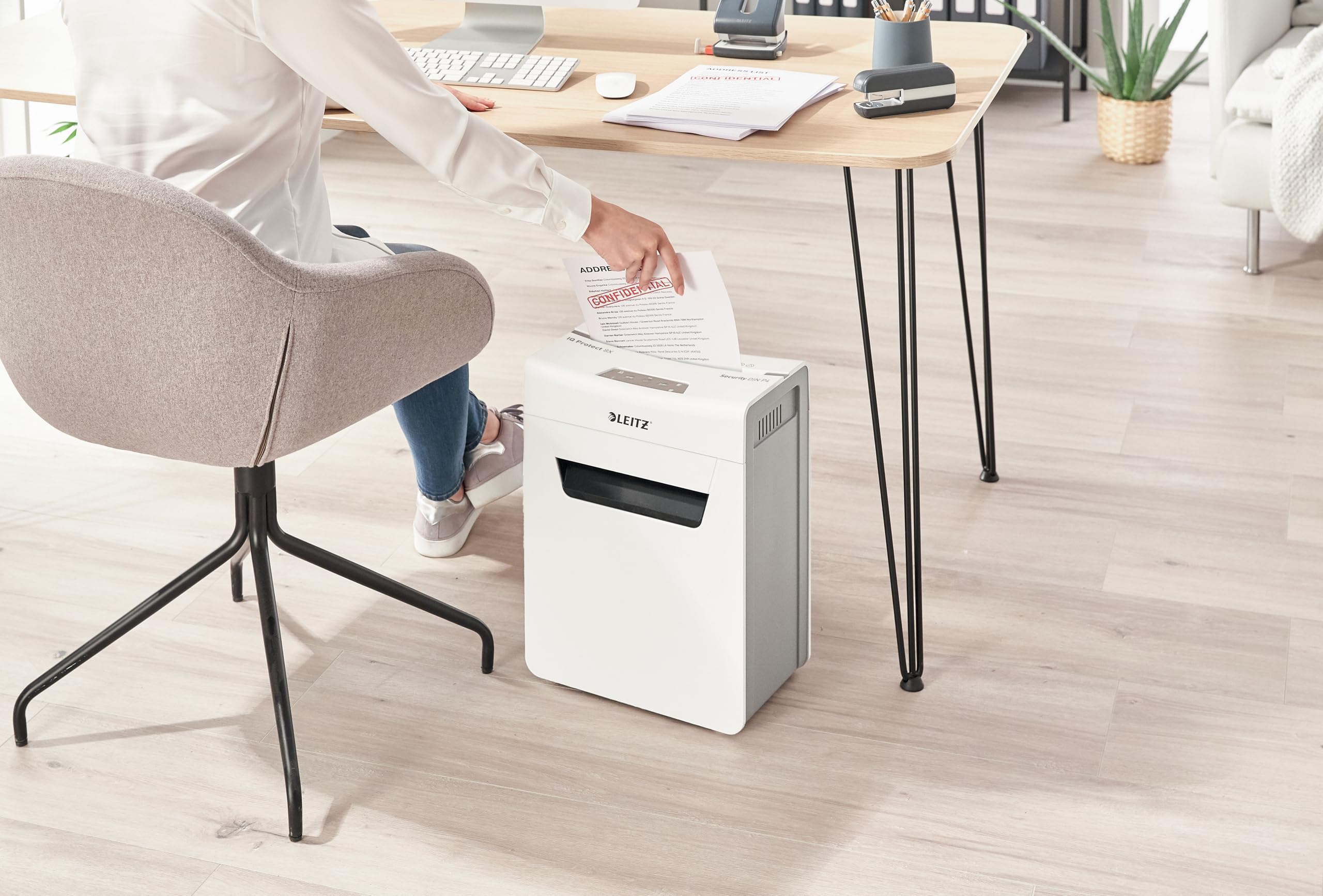 Leitz IQ 8X Premium P4, Niszczarka Do Papieru z Koszem 14 L, Tnie na Konfetti, Niszczy Jednorazowo 9-8 Arkuszy (70-80 g/m²), Cicha i Kompaktowa, Seria Protect, Biała, 80910000