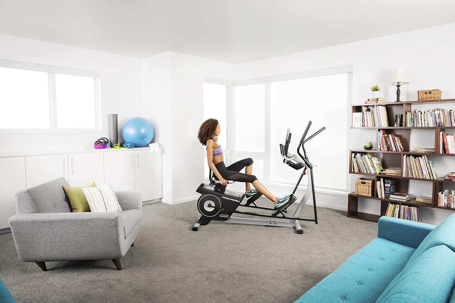 En person, der træner på ProForm Hybrid Trainer i liggende cykeltilstand, siddende med fødderne på pedalerne.