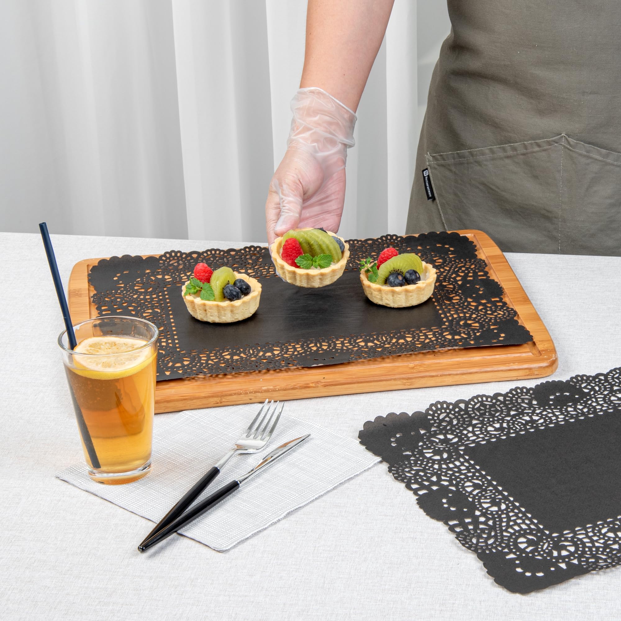 Restaurantware Pastry Tek - Tapetes de papel de encaje de 15.75 x 12 pulgadas, 100 tapetes rectangulares desechables para mesa, elegante acabado de encaje, de larga duración, papel negro, para