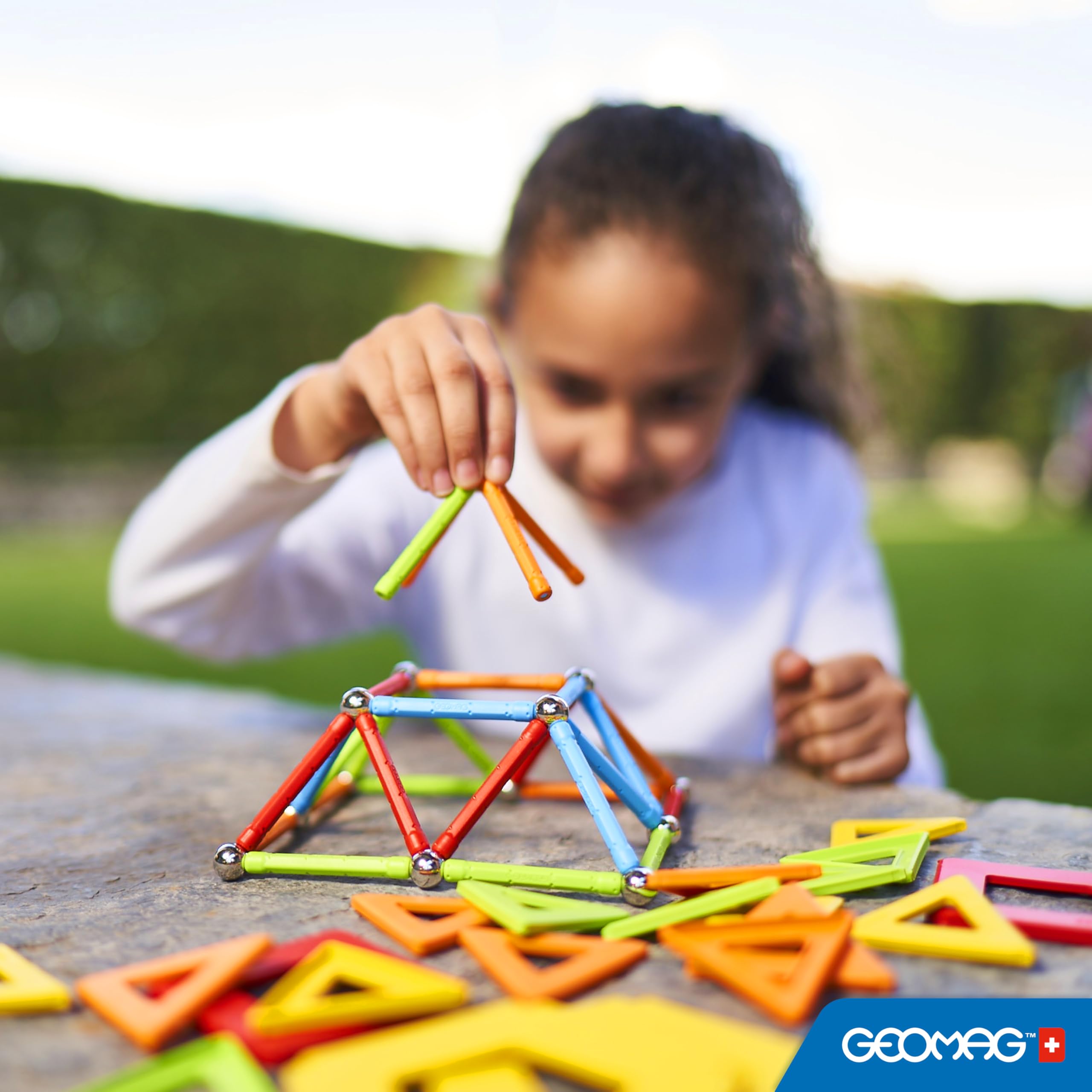 Geomag Classic Confetti 50 Pièces Jeu de Construction magnétique pour Enfants, Cadeau pour garçons et Filles de 5 6 7 8 9 10 11 12 13 Ans, constructions magnétiques, Jeux pour Enfants
