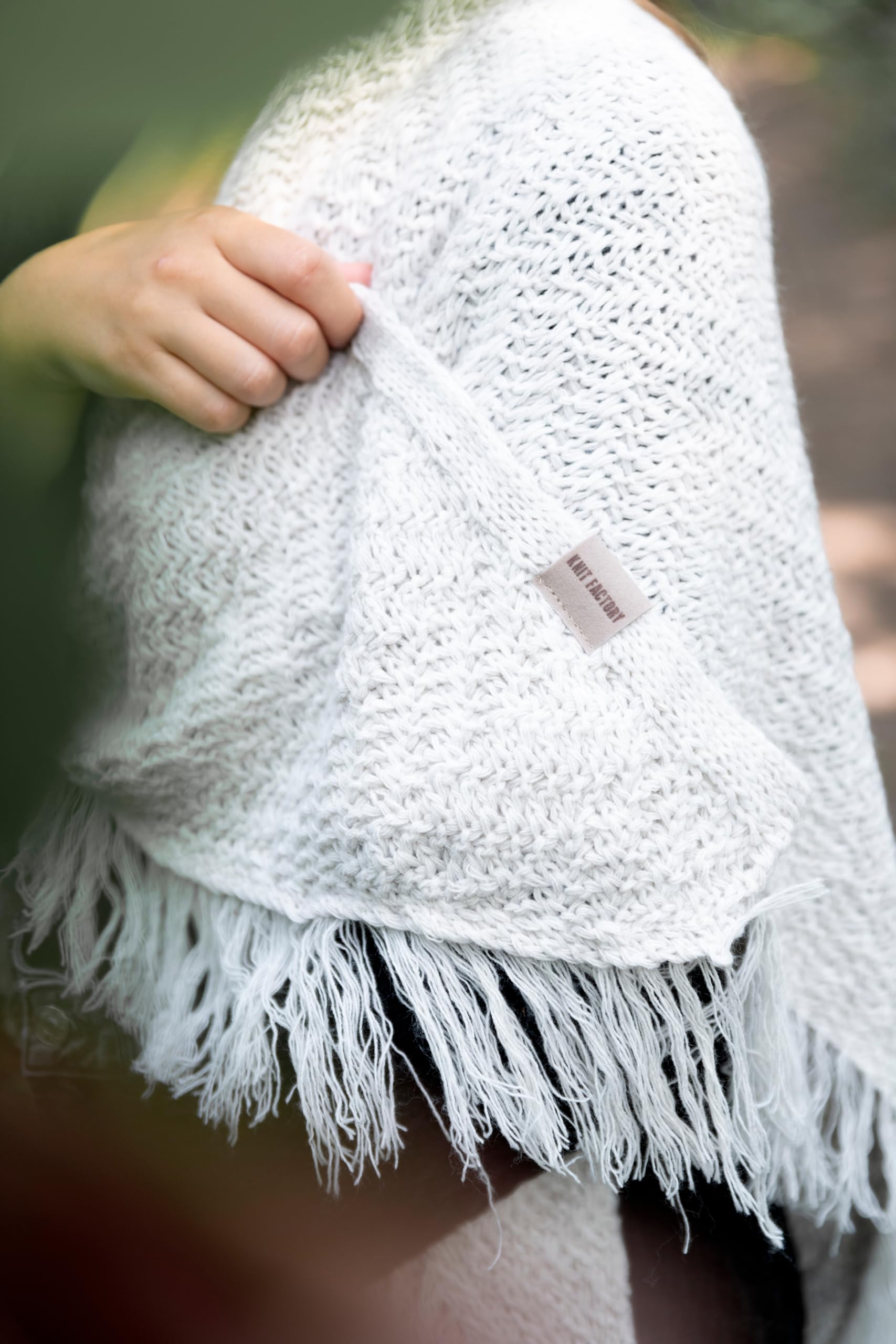 KNIT FACTORY - Dreiecksschal Amber - Damen Strickschal mit Wolle - Umschlagtuch für den Herbst und Winter - Winterschal - Dreieckstuch - Hochwertige Qualität - XXL Schal - 190x85 cm