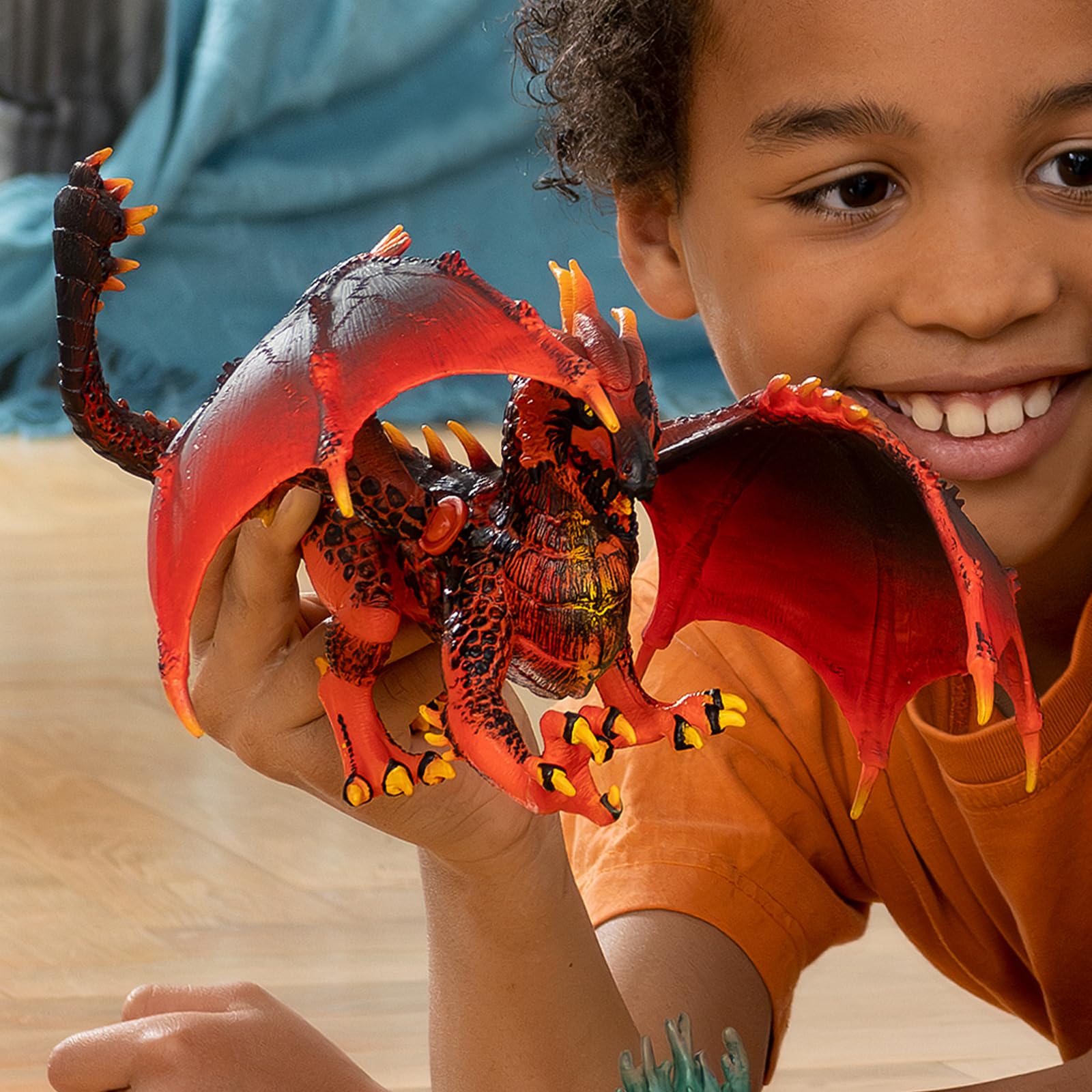 Detailaufnahme des Schleich Lavadrachen mit geöffnetem Unterkiefer und ausgebreiteten Flügeln.