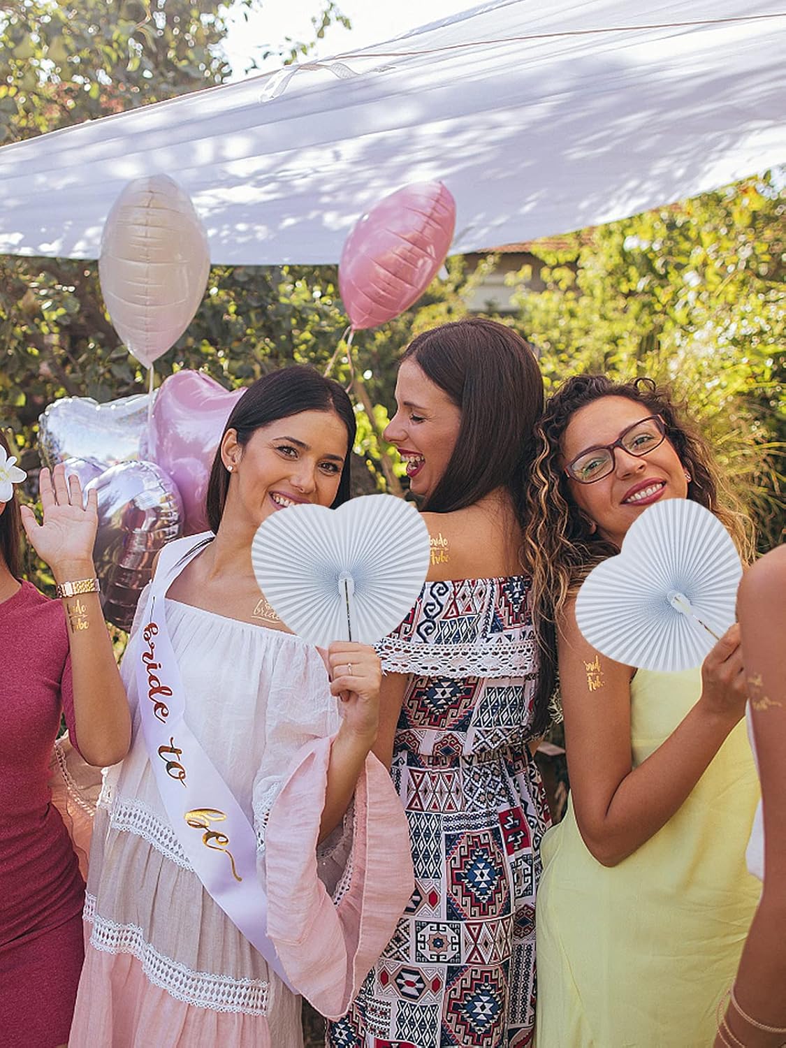 Cosweet 100 Pack White Folding Fans- Round and Heart Shaped Handheld Folding Accordion Paper Fans Assortment with Plastic Handle for Wedding Birthday Celebration Party Favors Bag Filler (2 Styles)