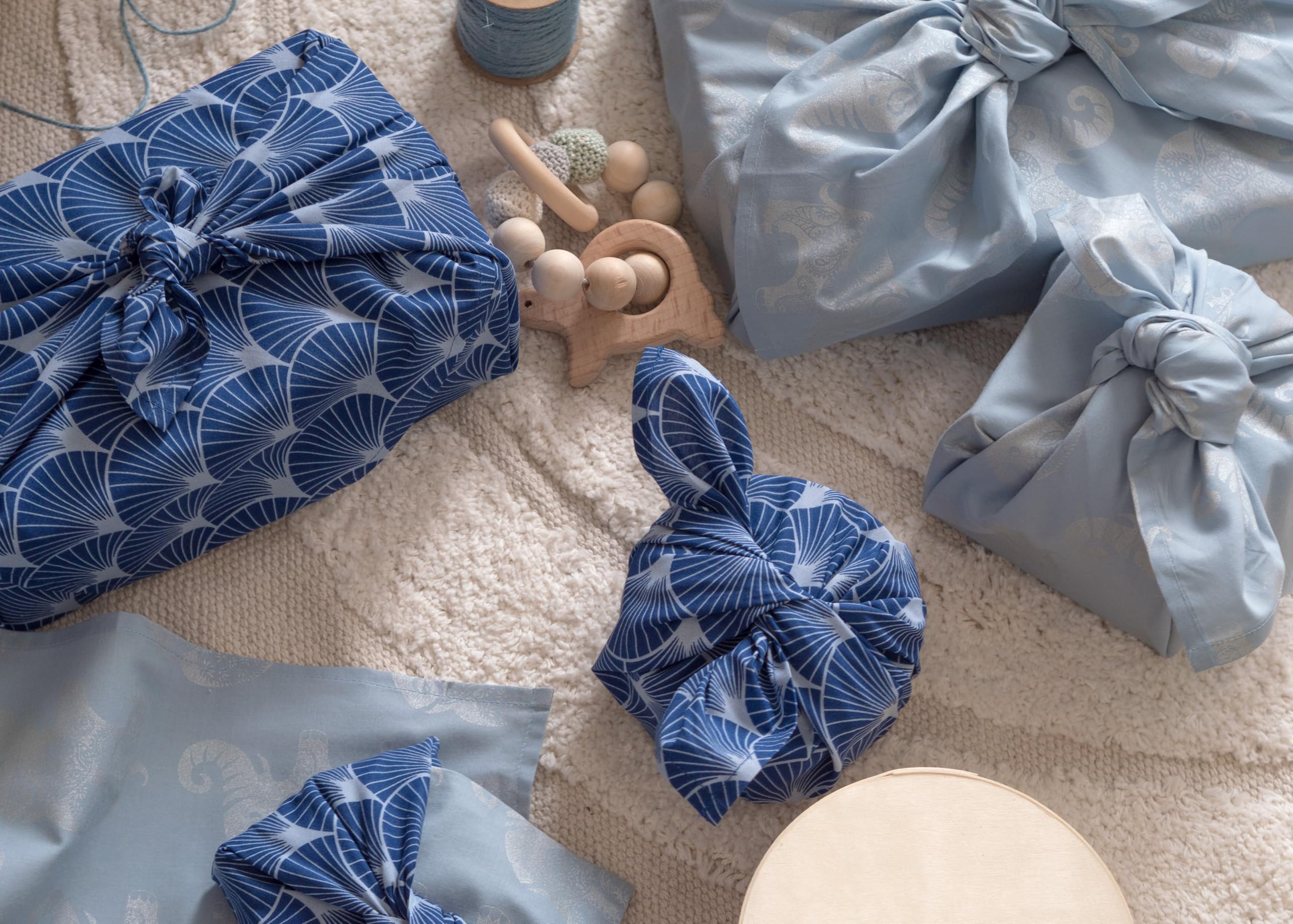 FabRap Furoshiki Stoff Geschenkverpackung, wiederverwendbare doppelseitige Stoffverpackung mit einem blauen Extravaganza mit Indigo Fans und Sky Elephants, für Geschenke und andere Zwecke