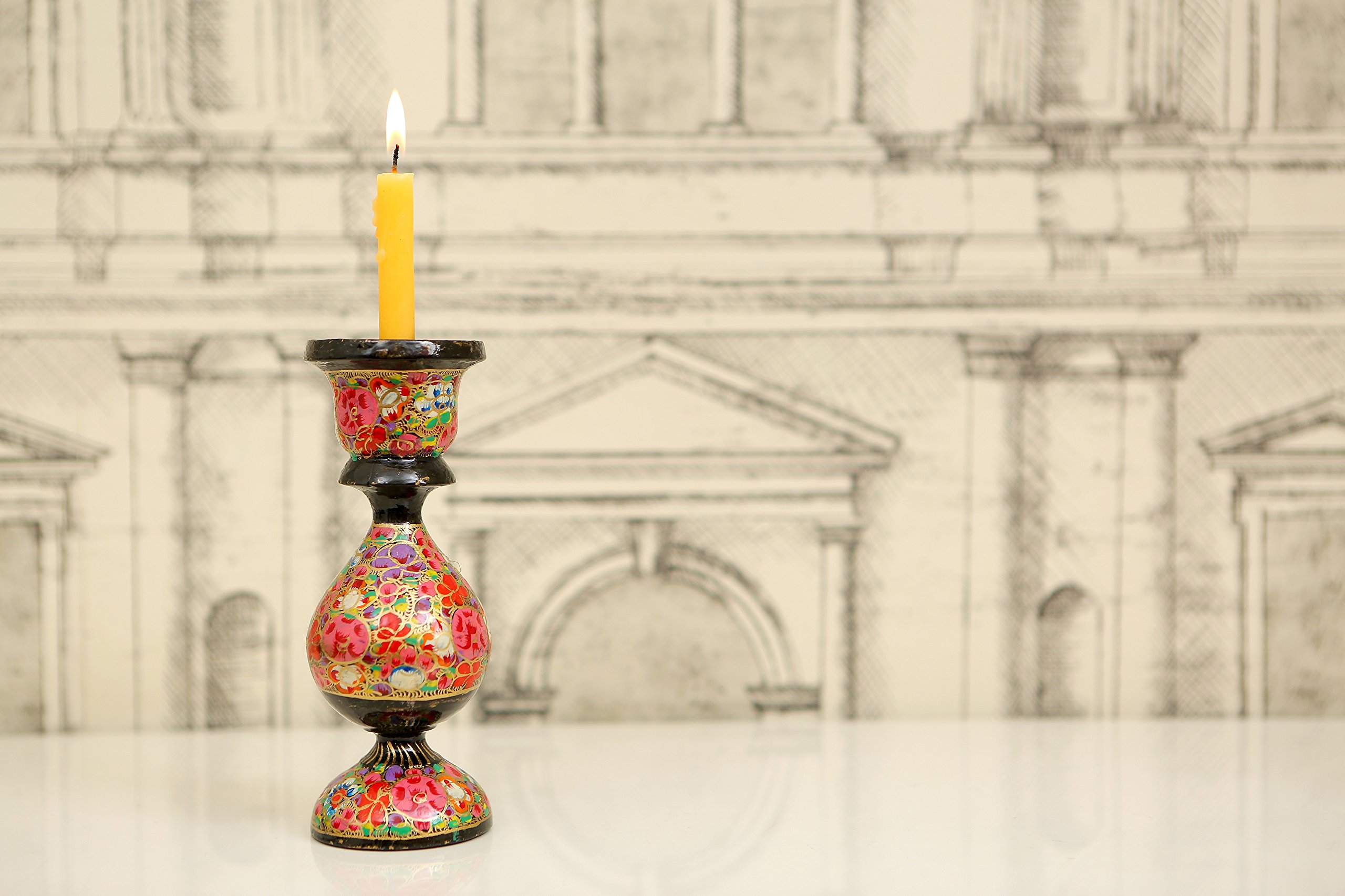 Porte-bougie coloré papier mâché pour illuminer un intérieur sombre
