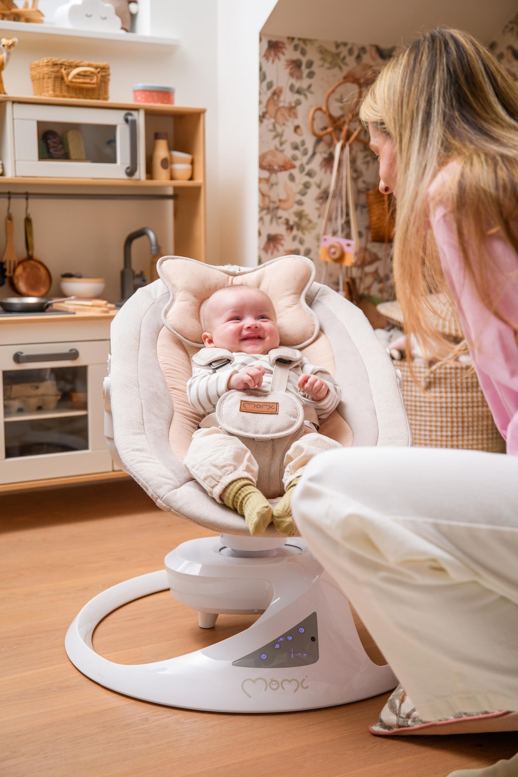 Balancelle MoMi Pearl 9 kg, siège 360°, LED, Bluetooth, télécommande, piles ou secteur, câble USB, harnais 5 points, arche avec jouets