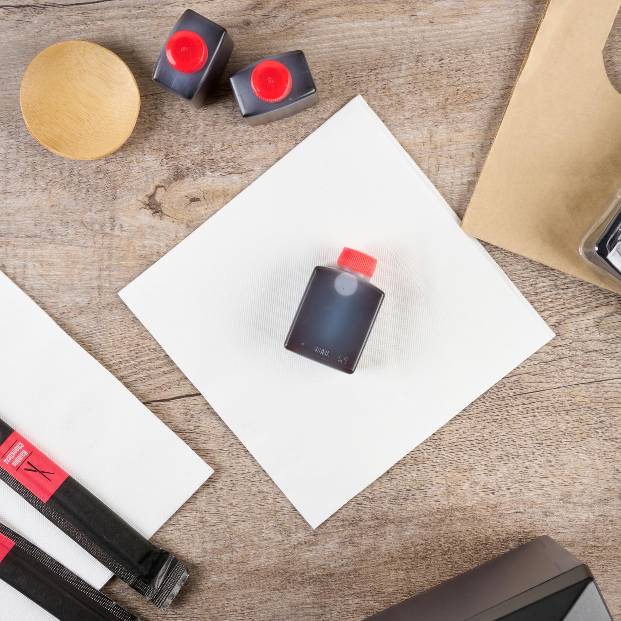 Restaurantware -Bento Tek - Mini botellas de salsa de soja de 2 onzas, 100 mini botellas desechables para condimentos con tapas rojas, paquete de condimentos, vinagre o salsa, botellas de plástico