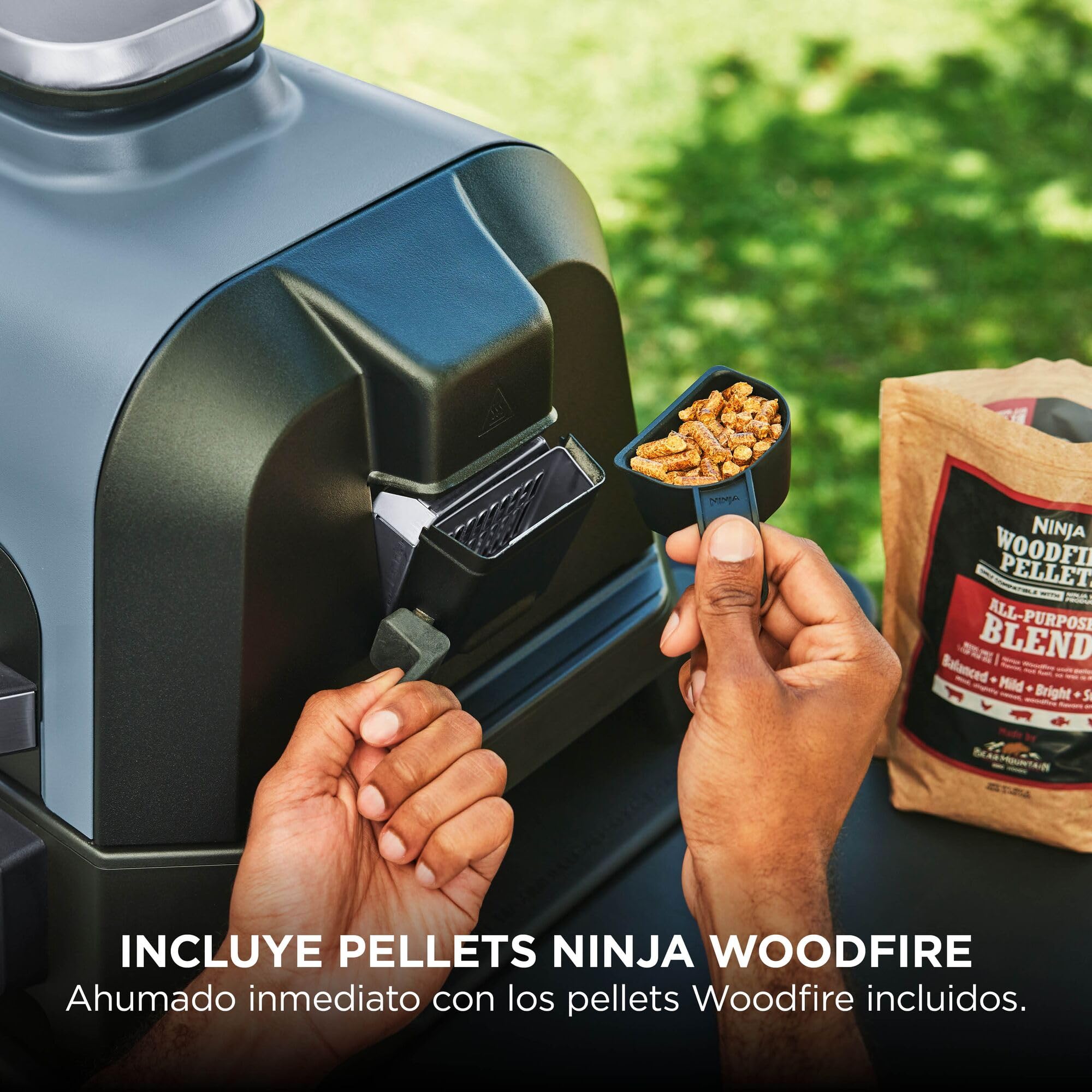 Ninja Woodfire Pro Connect XL Parrilla Eléctrica de Exterior y Freidora de Aire 7 en 1 - Control mediante App y 2 Sondas Digitales - Soporte para Costillas, Funda y Cepillo - Azul y Negro, OG901EUAMZ