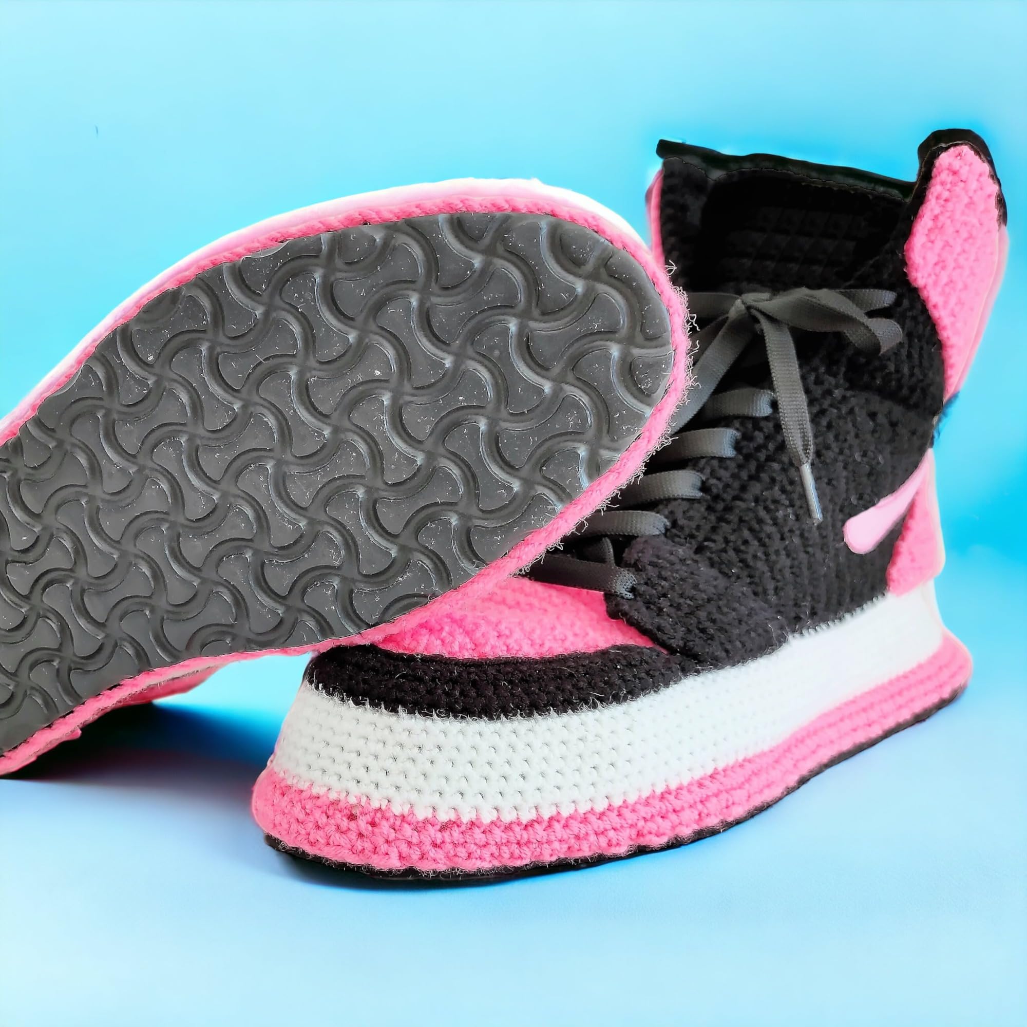 Handgefertigte Rosa Jordan Style Sneaker Hausschuhe - Benutzerdefinierte Häkel-Stiefeletten im Basketball Look - Personalisierte Plüsch Wintersocken im Hip Hop Stil