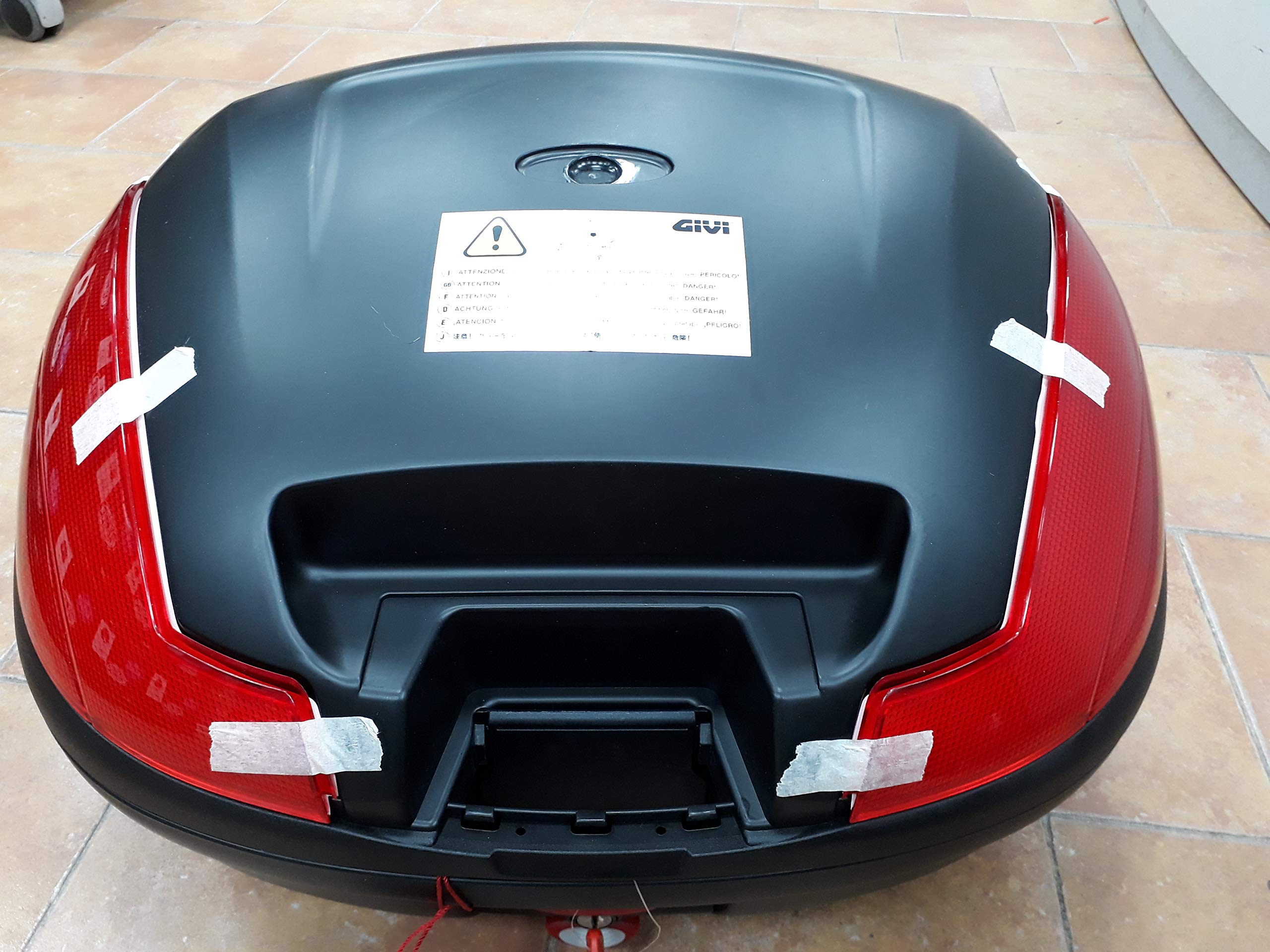 Baúl GIVI Top Case E470 Nu para guardar dos cascos integrales cómodamente 3