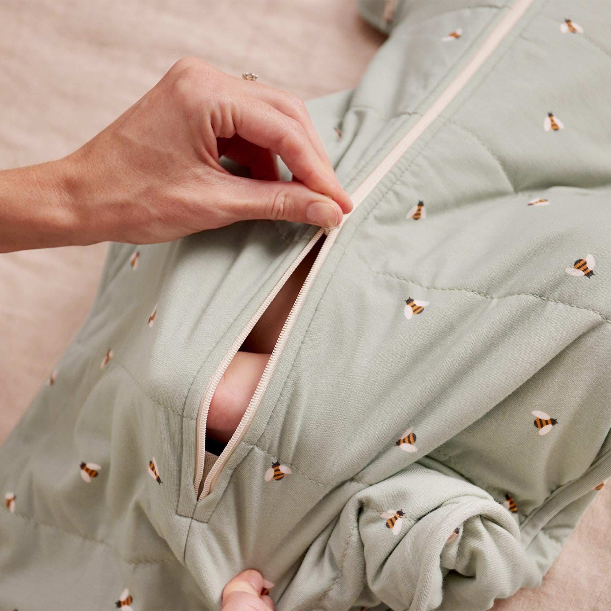 Love To Dream Swaddle UP sacco nanna, taglia grande 8,5-11 kg - Api Oliva | Vestibilità con ali rimovibili | 2,5 Tog per autunno e inverno (16–20°C) | Cotone e doppia cerniera