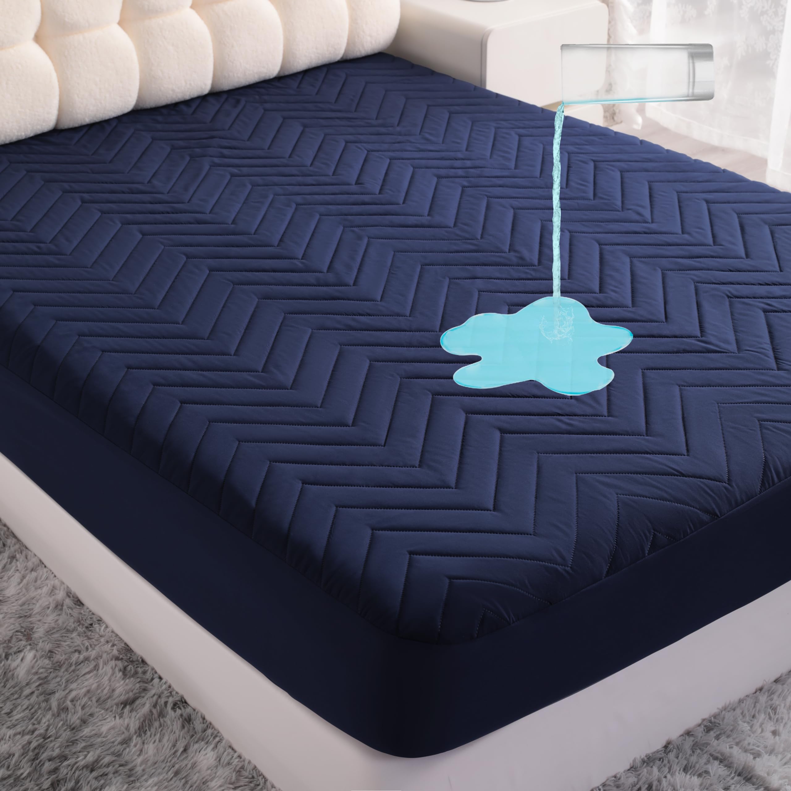 Cubrecolchón impermeable azul marino acolchado para un dormitorio familiar protegido