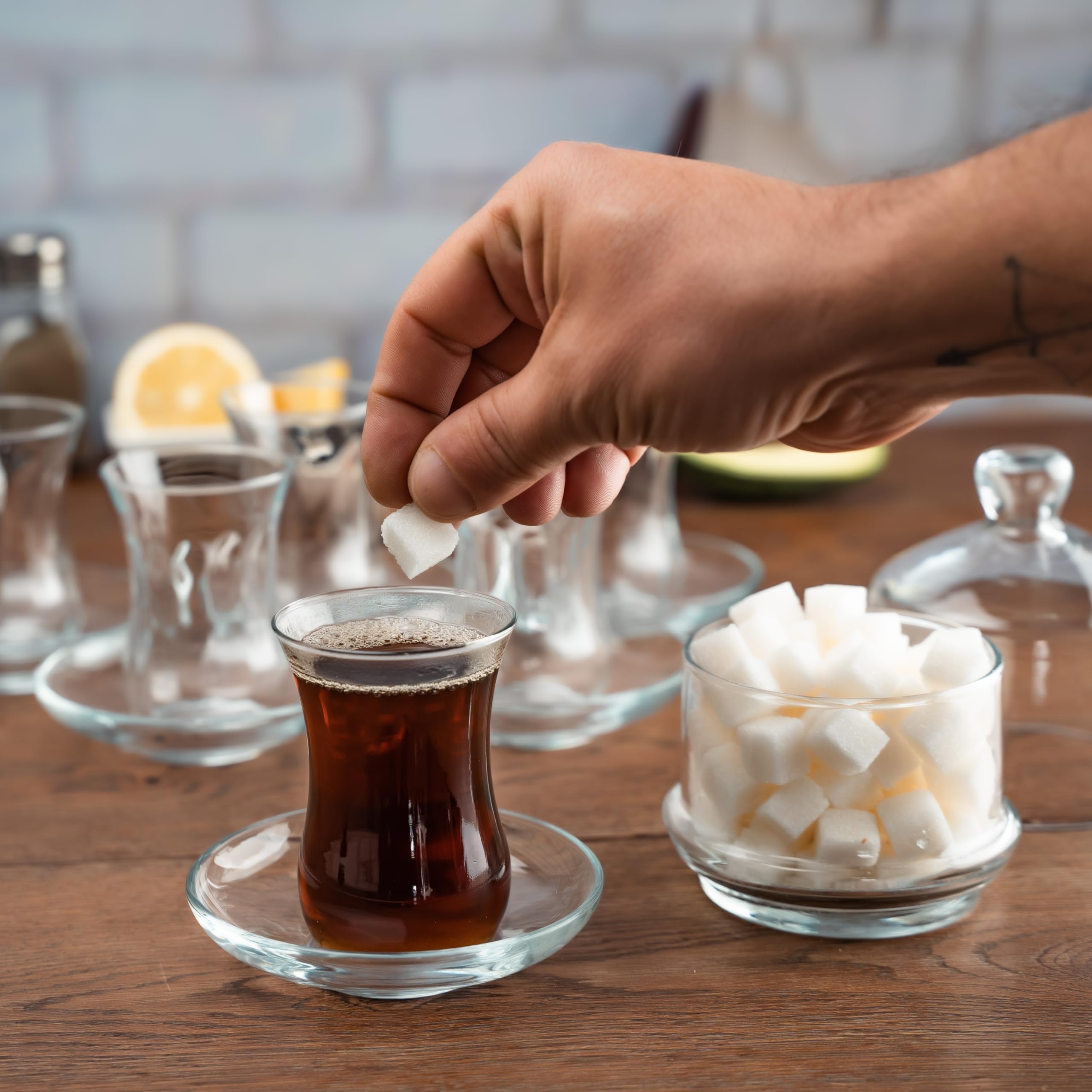 Juego de Té Turco Tradicional con Diseño,13 Piezas, Incluye: 6 Tazas de Té de Vidrio (115 ml/4 oz), 6 Platillos y un Azucarero con Tapa de Vidrio (260 ml/8,7 oz)