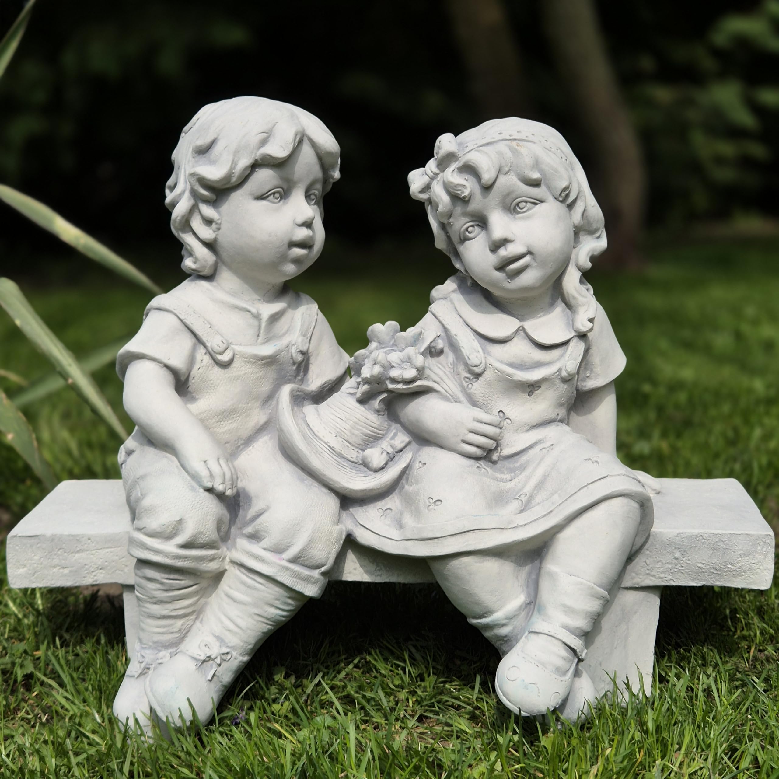 FABRIQ Statuetta decorativa in pietra artificiale per bambini su una panca, scultura da giardino, colore grigio, decorazione esterna, pietra artificiale, resistente al gelo